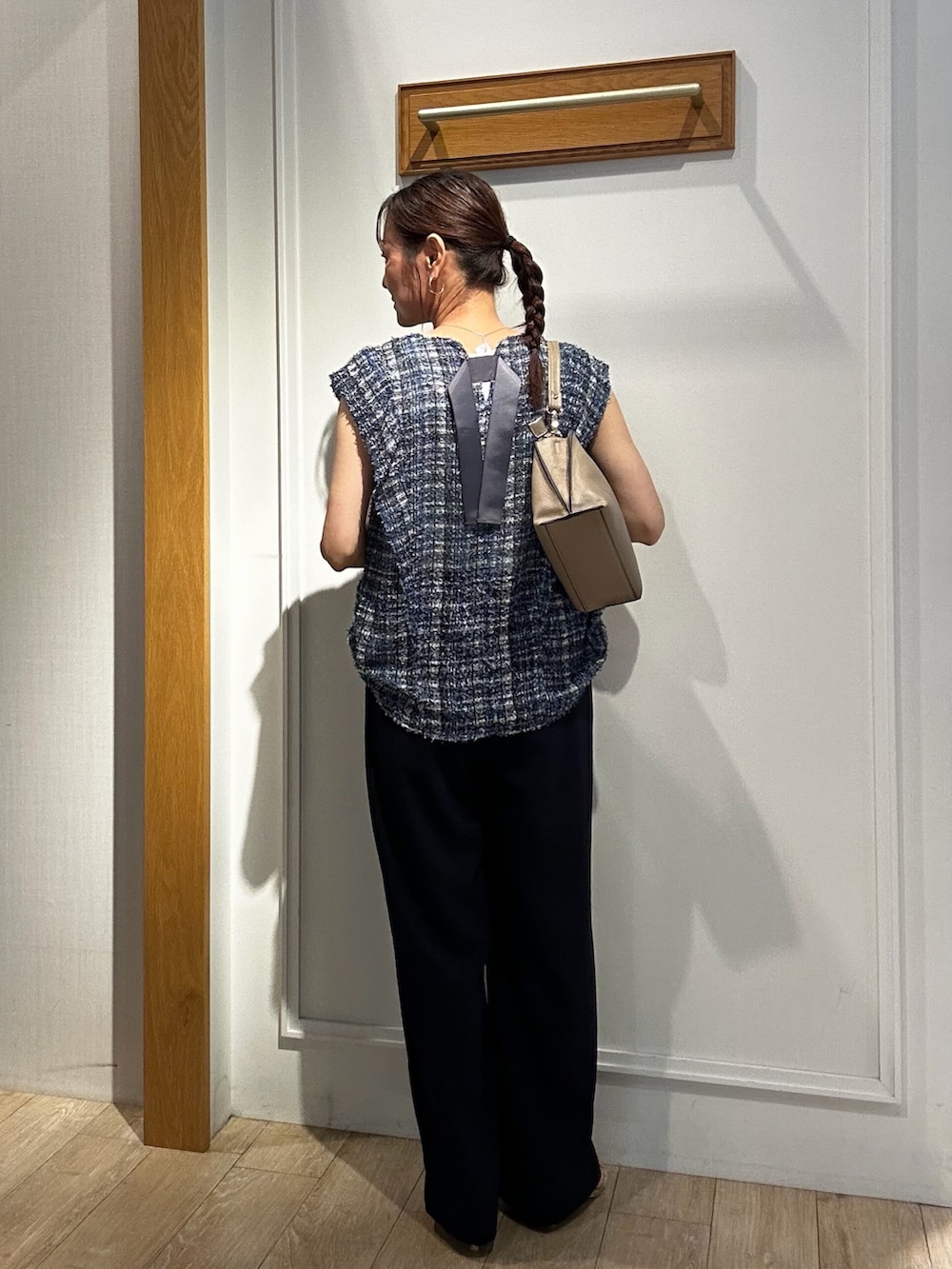 ブルー系のシャツ/ブラウス、ブルー系のその他パンツ、ベージュ系のショルダーバッグを着用したレディースの夏コーディネートの2枚目の写真