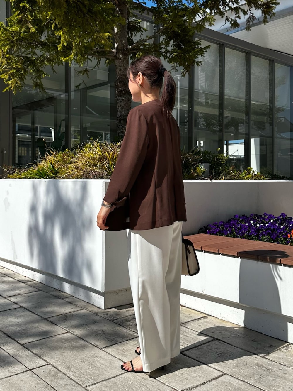 ブラウン系のノーカラージャケット、ブルー系のシャツ/ブラウス、ホワイト系のその他パンツを着用したレディースの春コーディネートの3枚目の写真