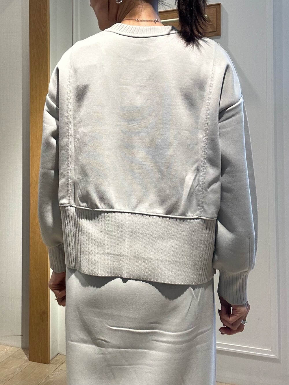 グレー系のトートバッグ、ベージュ系のスカート、ベージュ系のTシャツ/カットソーを着用したレディースの秋コーディネートの8枚目の写真