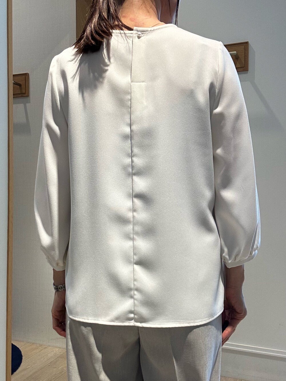 「春めき満開コーデ、淡色コーデ、春服、おでかけコーデ、ベージュ、ベージュコーデ、ベージュパンツ、スーツ、スーツコーデ、パンツスタイル、パンツコーデ、パンツスーツ、低身長、低身長コーデ、低身長女子」｜「MICO COULIERの《オケージョン対応》ヘヴィジョーゼットブラウス（シャツ/ブラウス、ホワイト系）」を使った、daimonさん（骨格ナチュラル・レディース・154cm）の春コーディネートの7枚目の写真