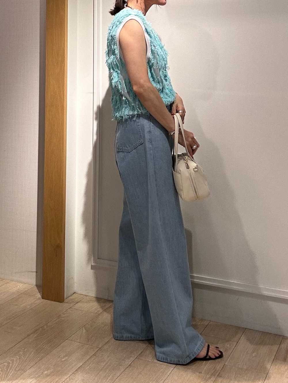「ワイドパンツ、サンダル、デニム、夏ファッション、大人可愛い、パンツコーデ、低身長女子、カジュアルスタイル、オトナカジュアル、40代ファッション、ママファッション、低身長コーデ、デニムコーデ、ベストコーデ、ベストスタイル」｜「NOLLEY’Sの横長ボストン　チュールサブバック付き（ボストンバッグ、ホワイト系）」を使った、daimonさん（レディース・154cm）の春コーディネートの6枚目の写真