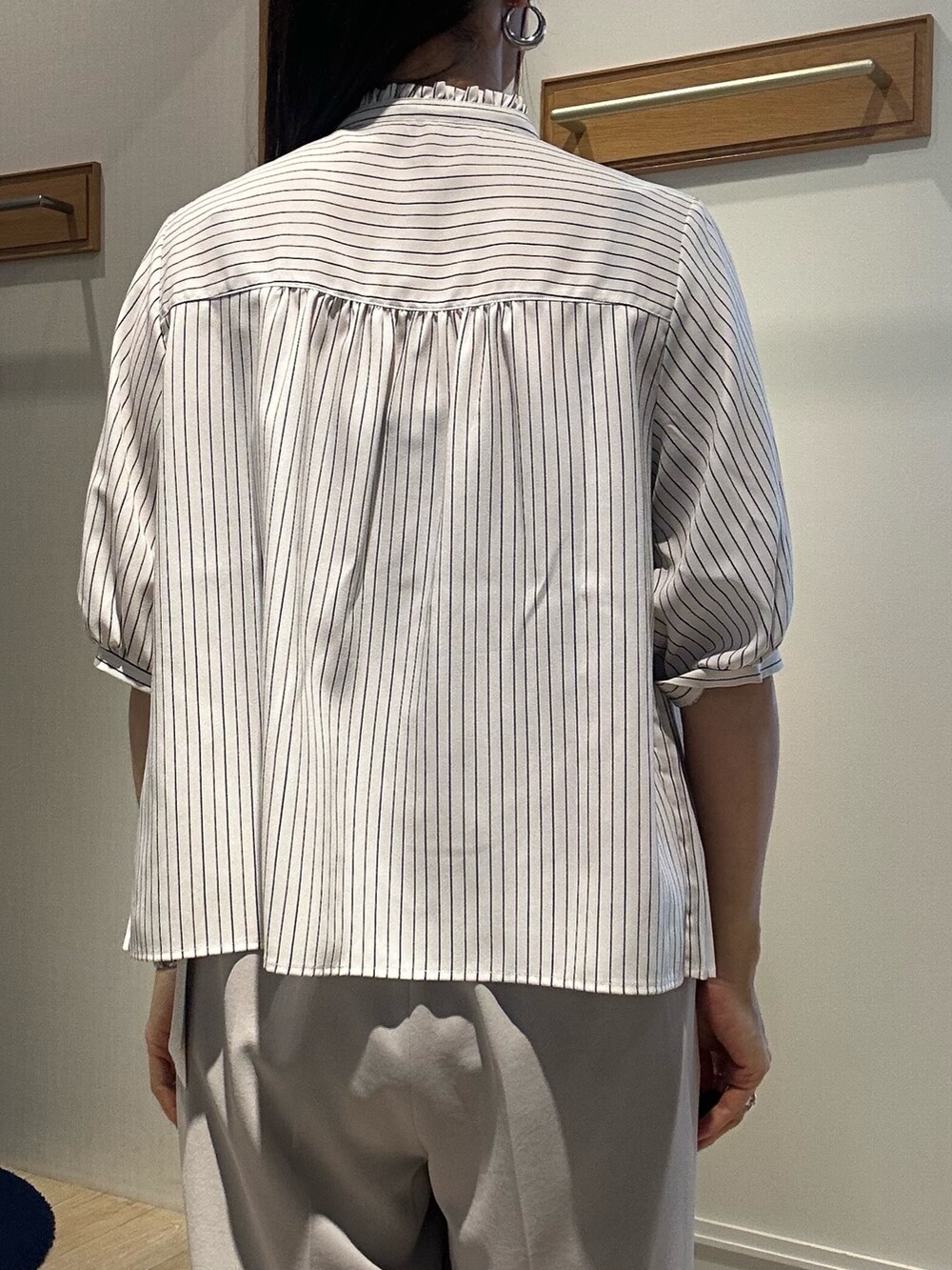 「春色、春めき満開コーデ、ストライプシャツ、オトナ女子、キレイめ、春服、ママファッション、ベージュ、シャツコーデ、セットアップ、セットアップスタイル、低身長、低身長コーデ、40代ファッション、40代」｜「MICO COULIERのジョーゼットプリーツブラウス（シャツ/ブラウス、ホワイト系）」を使った、daimonさん（骨格ナチュラル・レディース・154cm）の春コーディネートの6枚目の写真