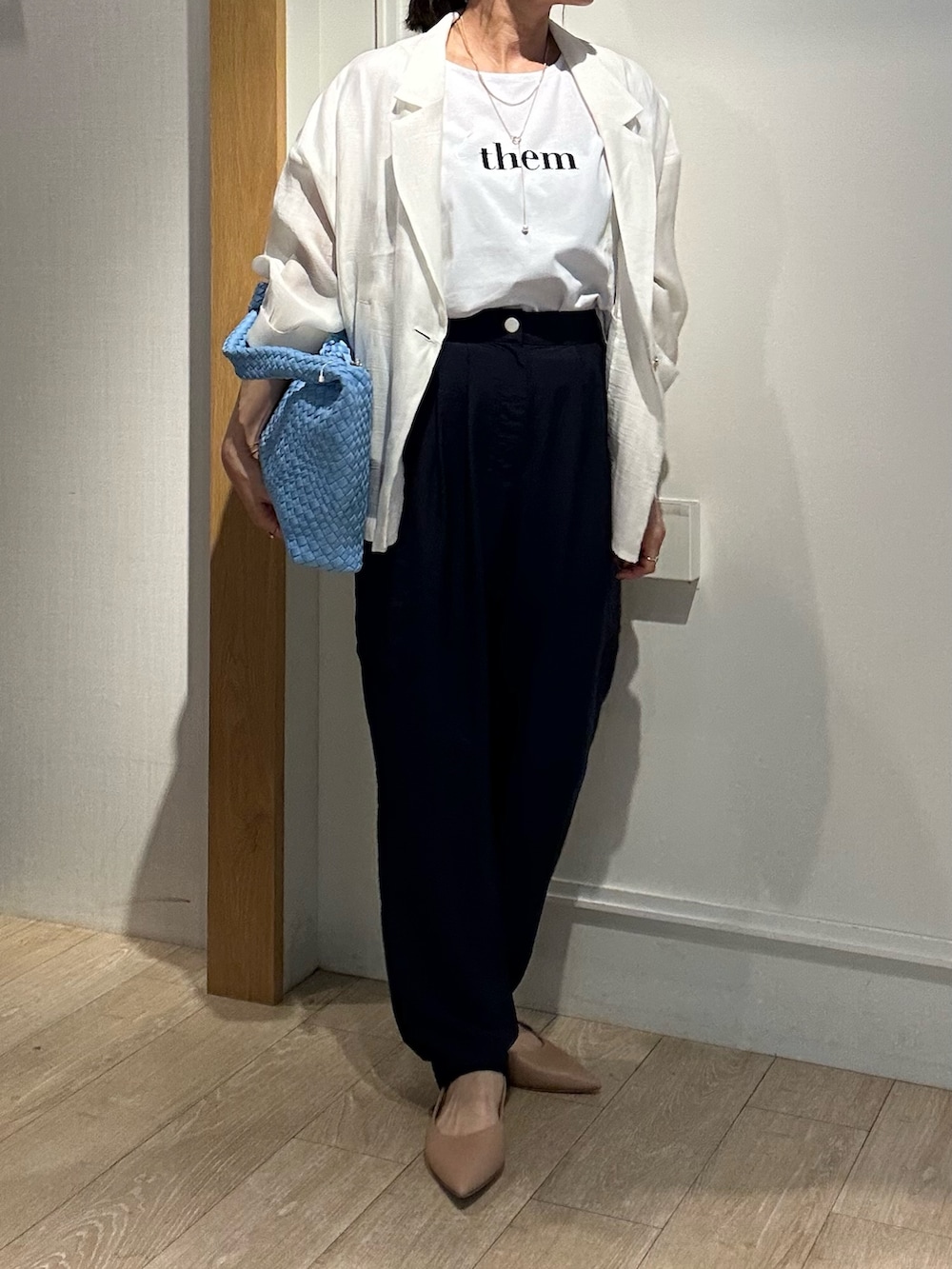 ホワイト系のTシャツ/カットソー、ホワイト系のテーラードジャケット、ブルー系のその他パンツを着用したレディースの春コーディネートの4枚目の写真