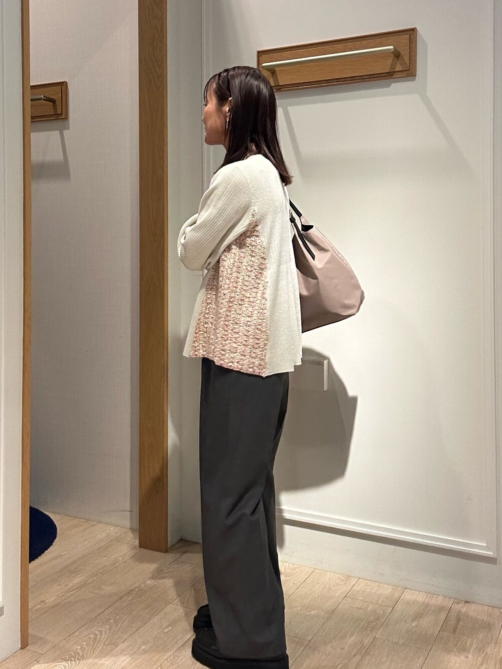 ホワイト系のニット/セーターを着用したレディースの冬コーディネートの3枚目の写真