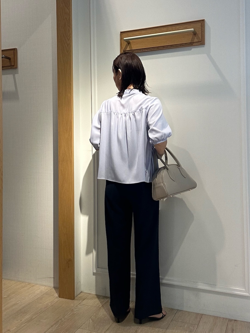 ブルー系のシャツ/ブラウス、ブルー系のその他パンツ、ブルー系のノーカラージャケットを着用したレディースの夏コーディネートの3枚目の写真