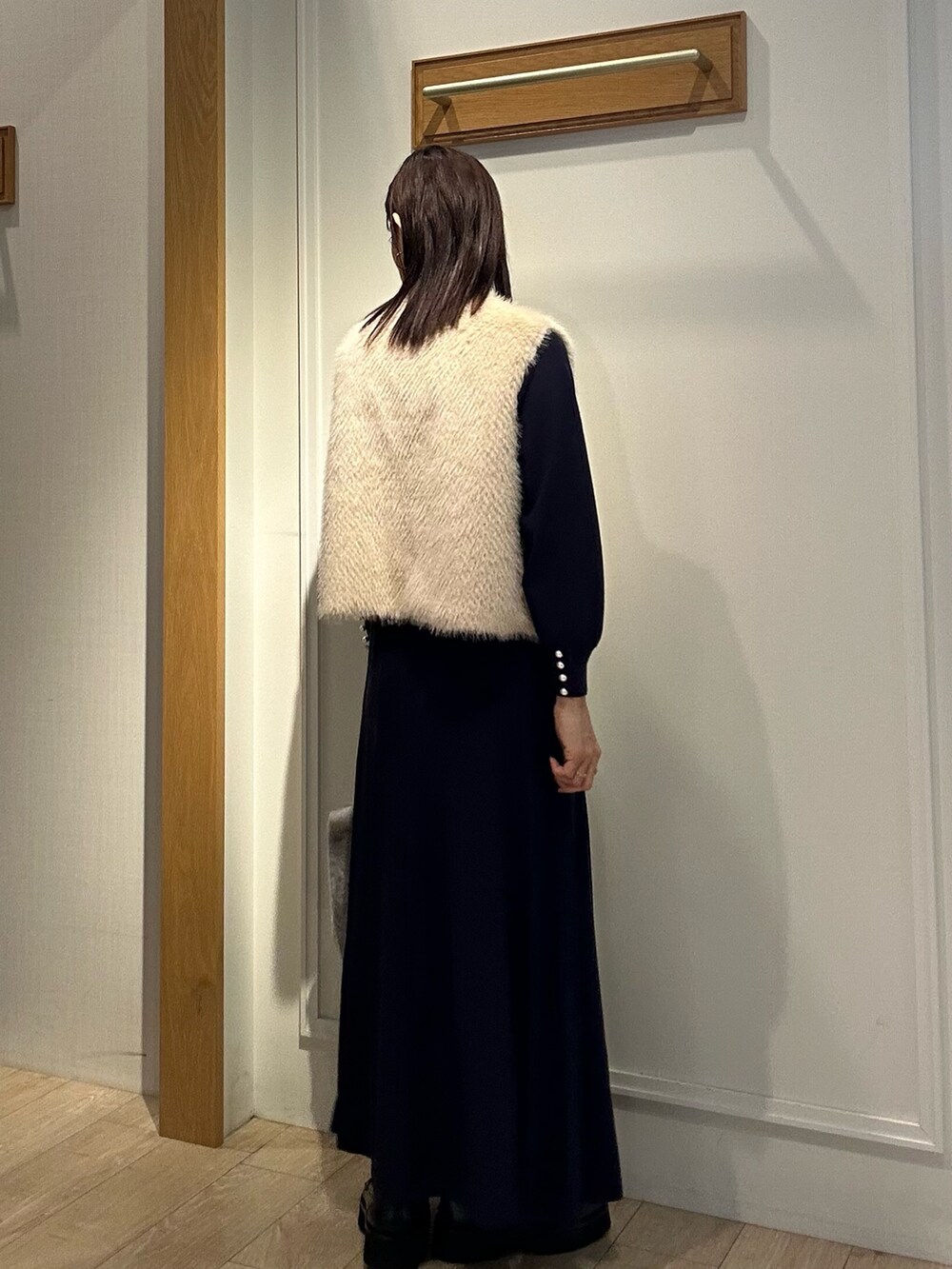 ブルー系のワンピース、グレー系のトートバッグ、ベージュ系のブルゾンを着用したレディースの秋コーディネートの8枚目の写真