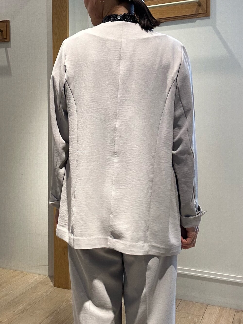 ベージュ系のノーカラージャケット、ベージュ系のその他パンツ、ブラック系のショルダーバッグを着用したレディースの夏コーディネートの8枚目の写真