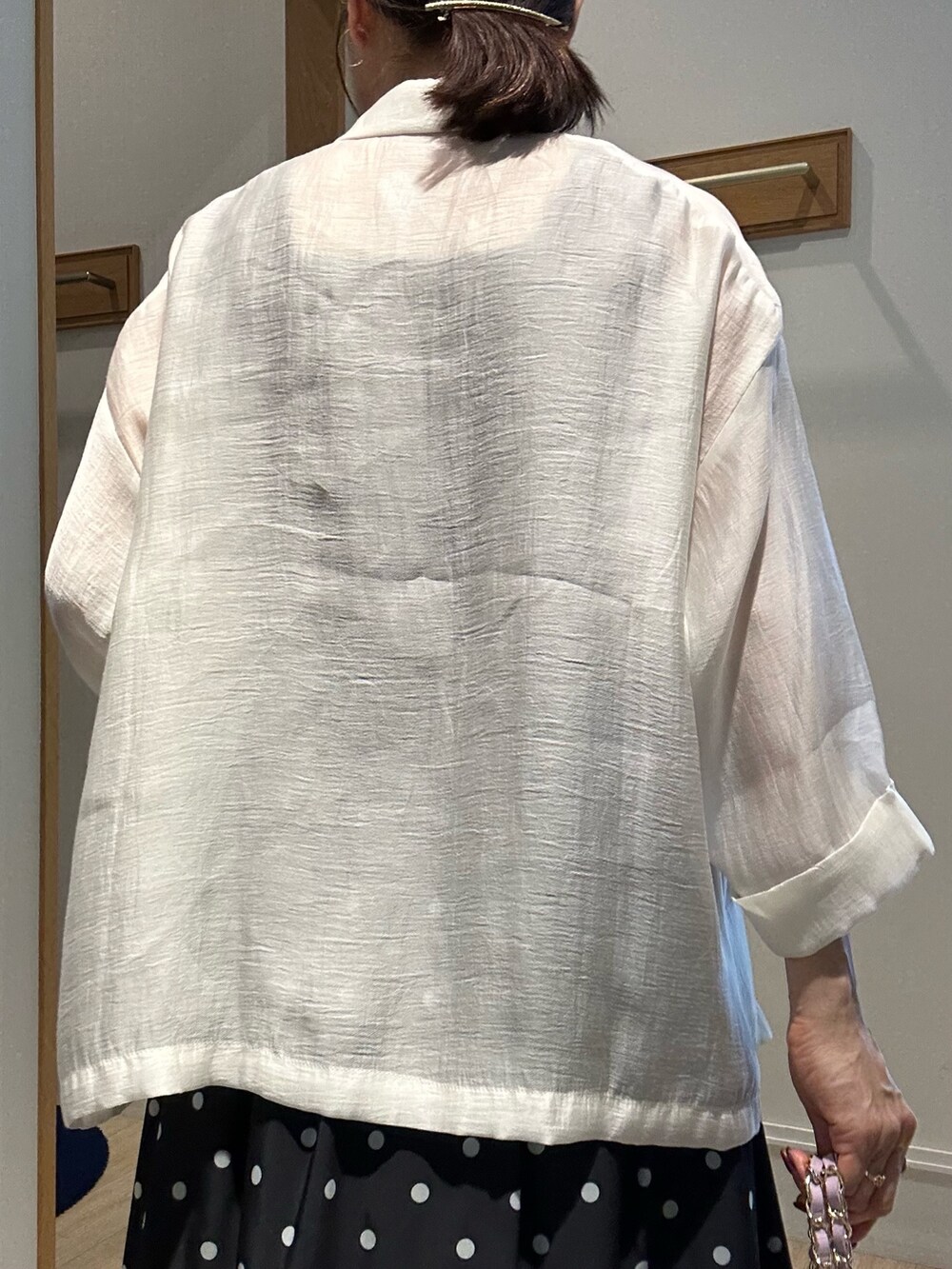 グレー系のTシャツ/カットソー、ホワイト系のテーラードジャケット、ブラック系のスカートを着用したレディースの春コーディネートの9枚目の写真