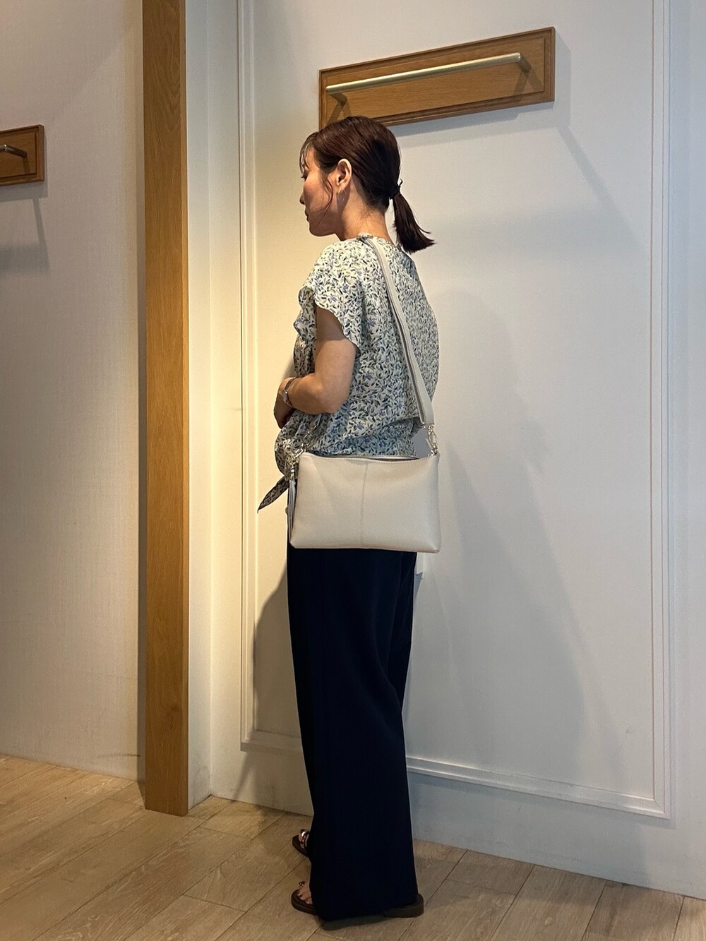 ブルー系のその他パンツ、グリーン系のシャツ/ブラウス、ゴールド系のネックレスを着用したレディースの春コーディネートの5枚目の写真