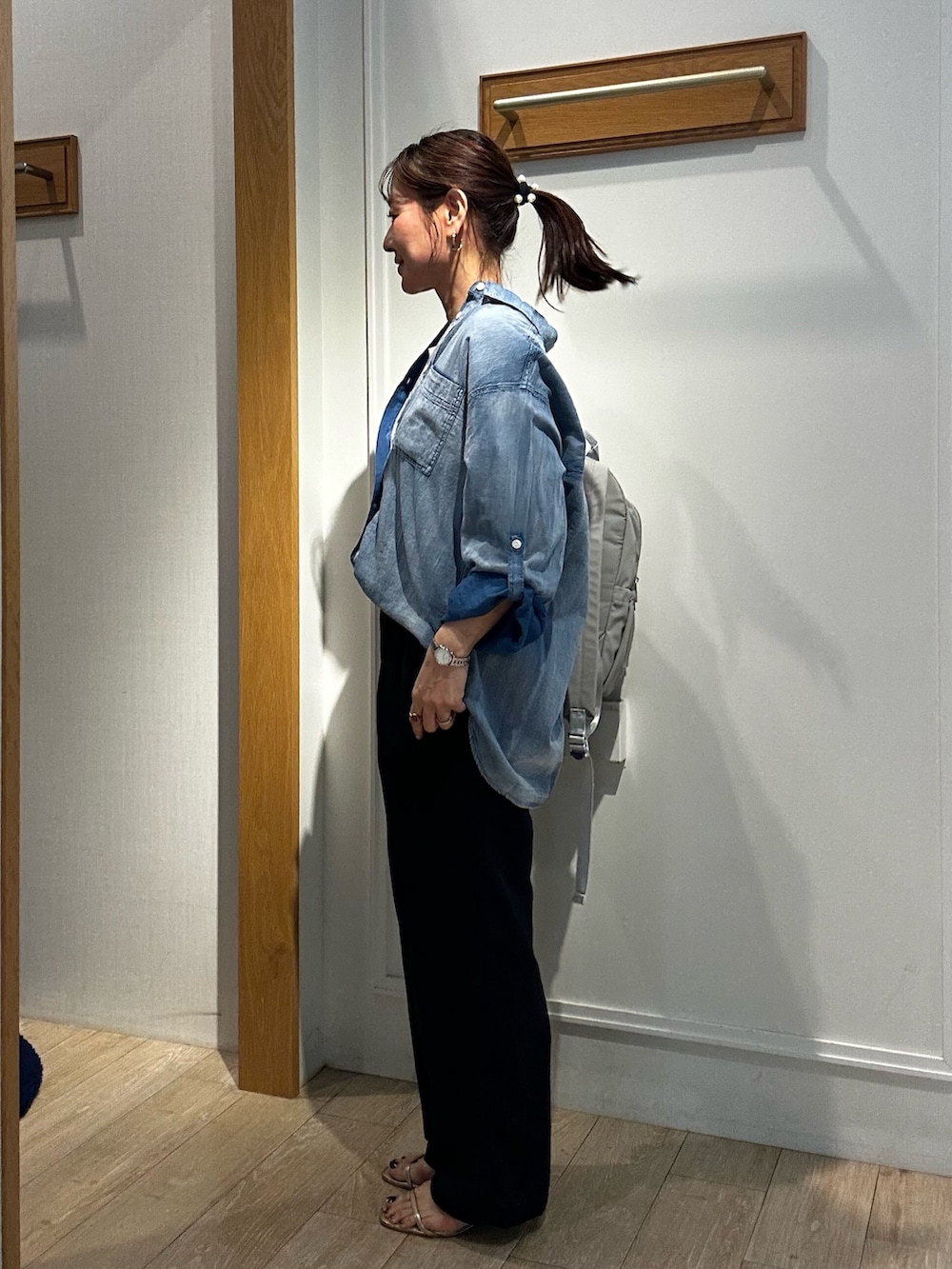 グレー系のバックパック/リュック、ホワイト系のTシャツ/カットソー、ブルー系のシャツ/ブラウスを着用したレディースの春コーディネートの2枚目の写真