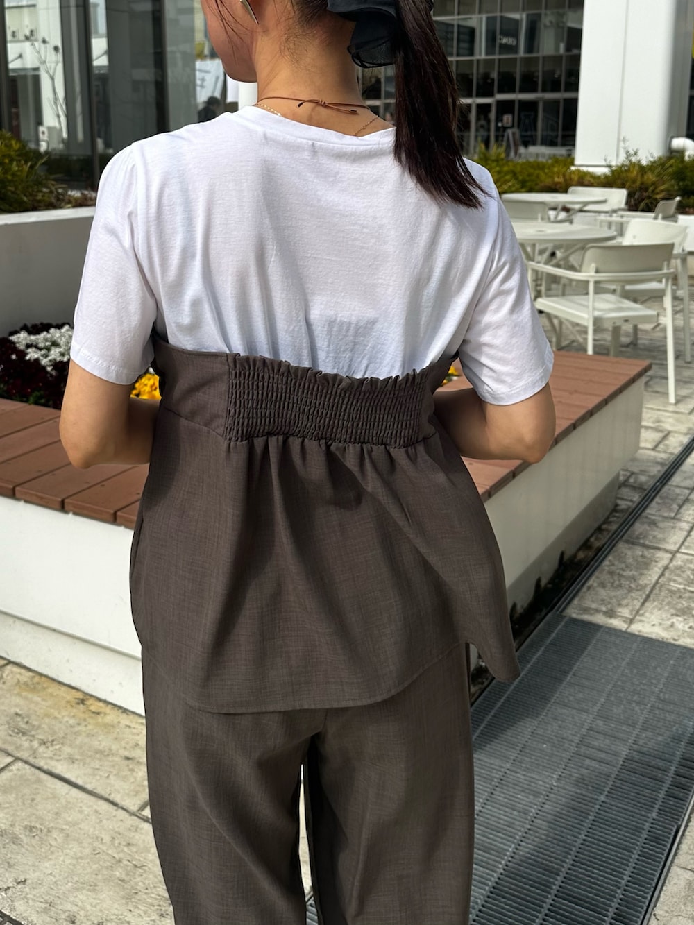 グリーン系のシャツ/ブラウス、ブルー系のブルゾン、ブルー系のショルダーバッグを着用したレディースの春コーディネートの6枚目の写真