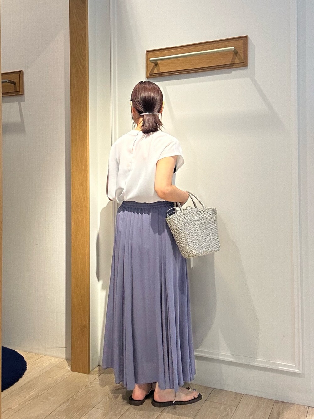 パープル系のスカート、ホワイト系のシャツ/ブラウス、グレー系のカーディガン/ボレロを着用したレディースの夏コーディネートの4枚目の写真