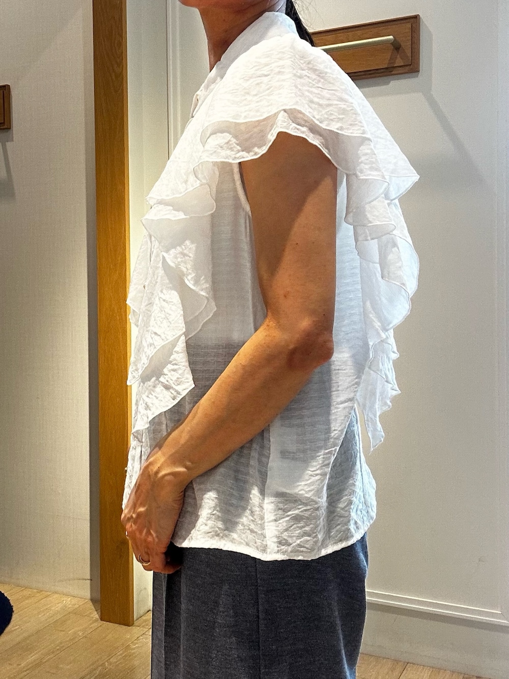 ホワイト系のシャツ/ブラウス、ブルー系のその他パンツ、ベージュ系のテーラードジャケットを着用したレディースの春コーディネートの6枚目の写真