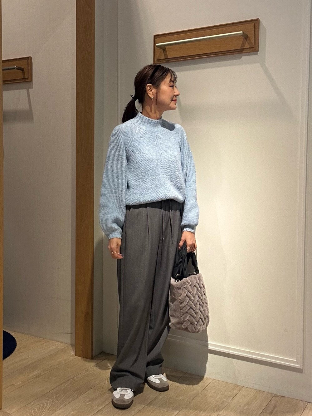 ベージュ系のダウンジャケット/コート、ブルー系のニット/セーターを着用したレディースの冬コーディネートの7枚目の写真