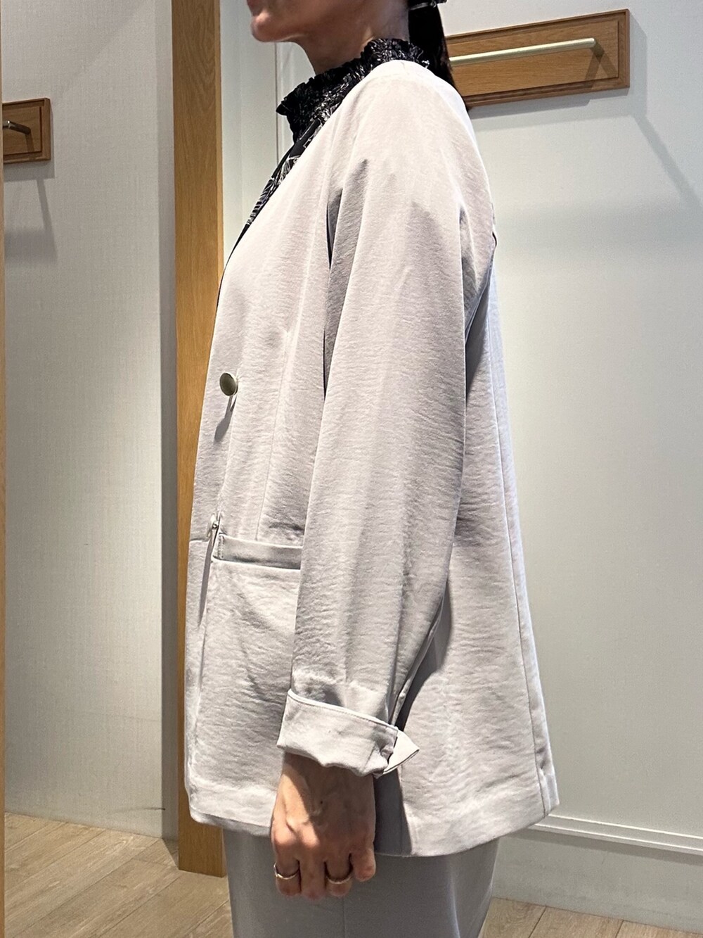 ベージュ系のノーカラージャケット、ベージュ系のその他パンツ、ブラック系のショルダーバッグを着用したレディースの夏コーディネートの7枚目の写真