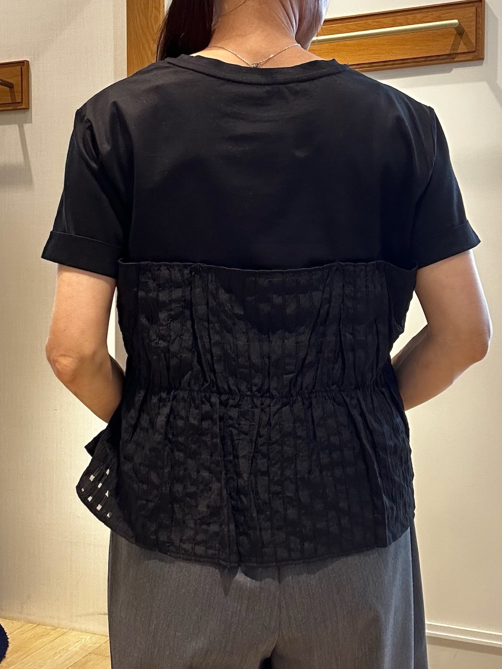 ホワイト系のTシャツ/カットソー、グレー系のその他パンツ、ベージュ系のカーディガン/ボレロを着用したレディースの夏コーディネートの6枚目の写真
