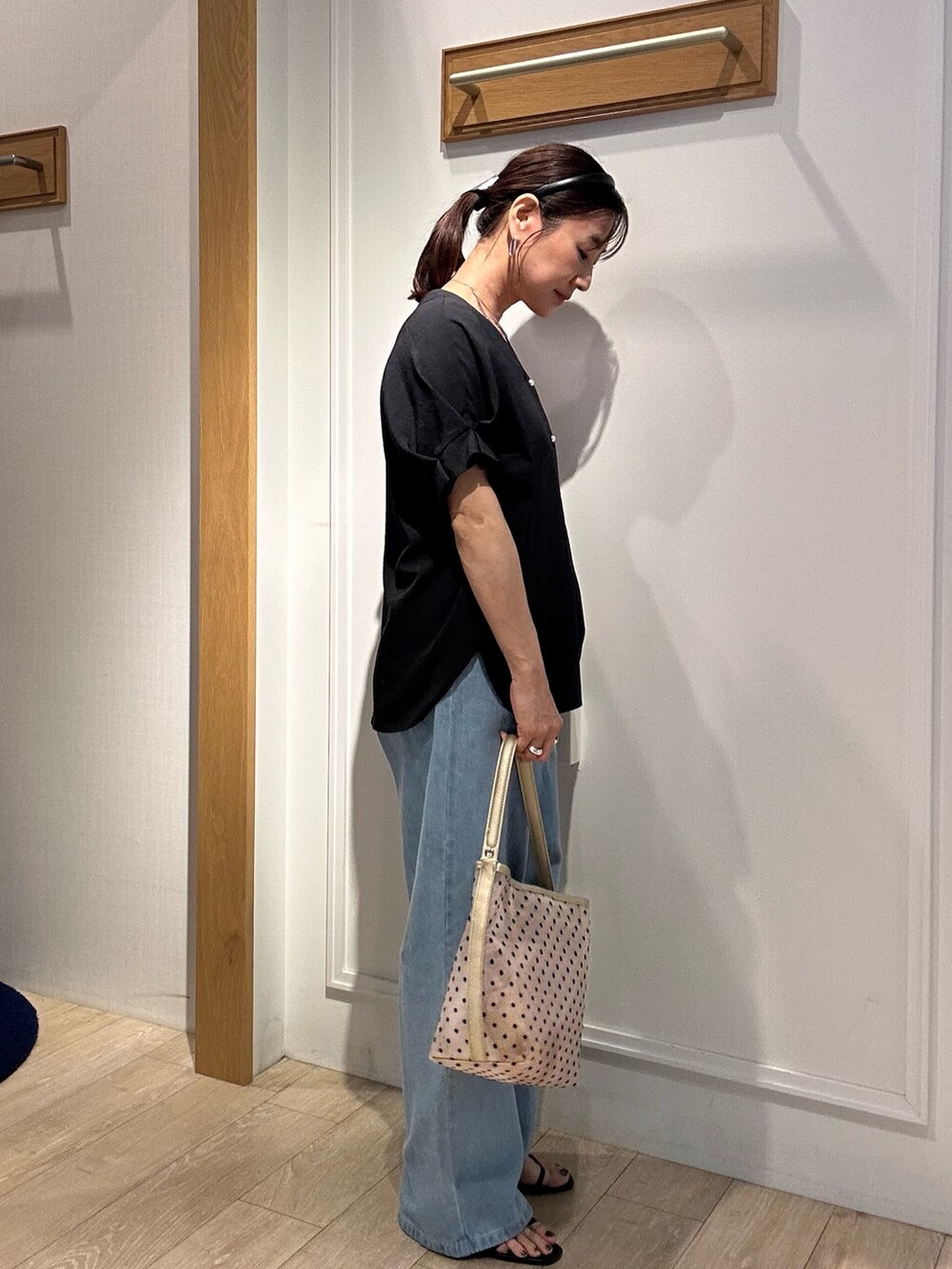「大人カジュアル、大人女子、春、カジュアルコーデ、大人かわいい、オトナカジュアル、春服、キレイめ、低身長女子、デニムコーデ、きれいめカジュアル、パンツスタイル、デニム、きれいめコーディネート、パンツコーデ」｜「MICO COULIERのサップタンブラーシャツ（シャツ/ブラウス、グレー系）」を使った、daimonさん（骨格ナチュラル・レディース・154cm）の春コーディネートの4枚目の写真