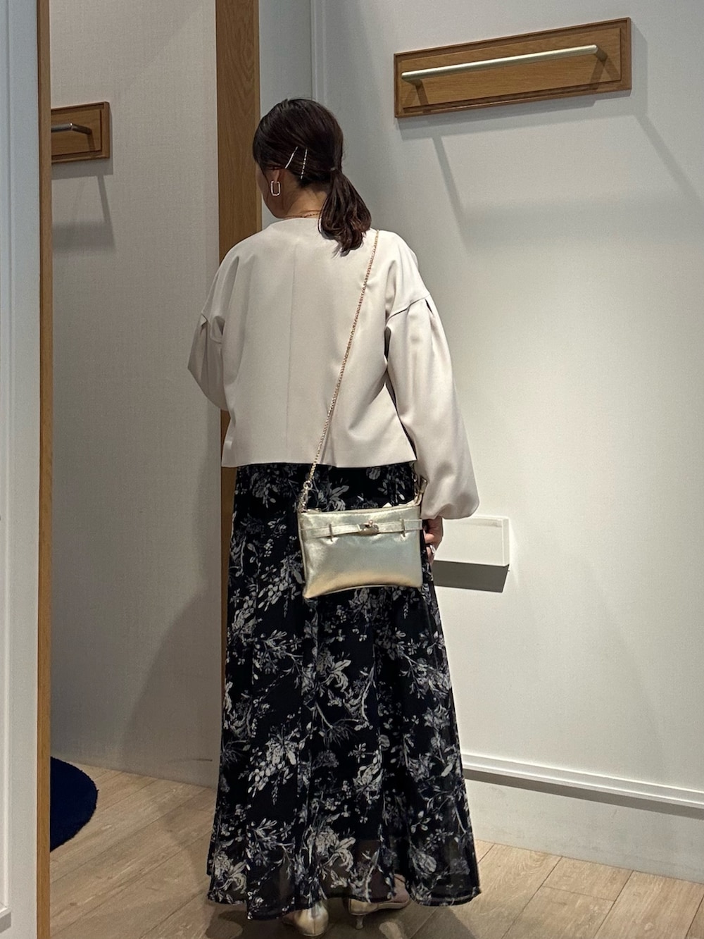 「休日スタイル、オトナ女子、春服、オトナカジュアル、40代ファッション、女子会コーデ、低身長、低身長コーデ、フラワープリント、フラワープリントワンピース、ワンピースコーデ、花柄ワンピース、ロングワンピース、春ワンピース」|「MICO COULIERの《オケージョン対応》ダブルクロスストレッチジャケット(ノーカラージャケット、ベージュ系)」を使った、daimonさん(骨格ナチュラル・レディース・154cm)の春コーディネートの8枚目の写真