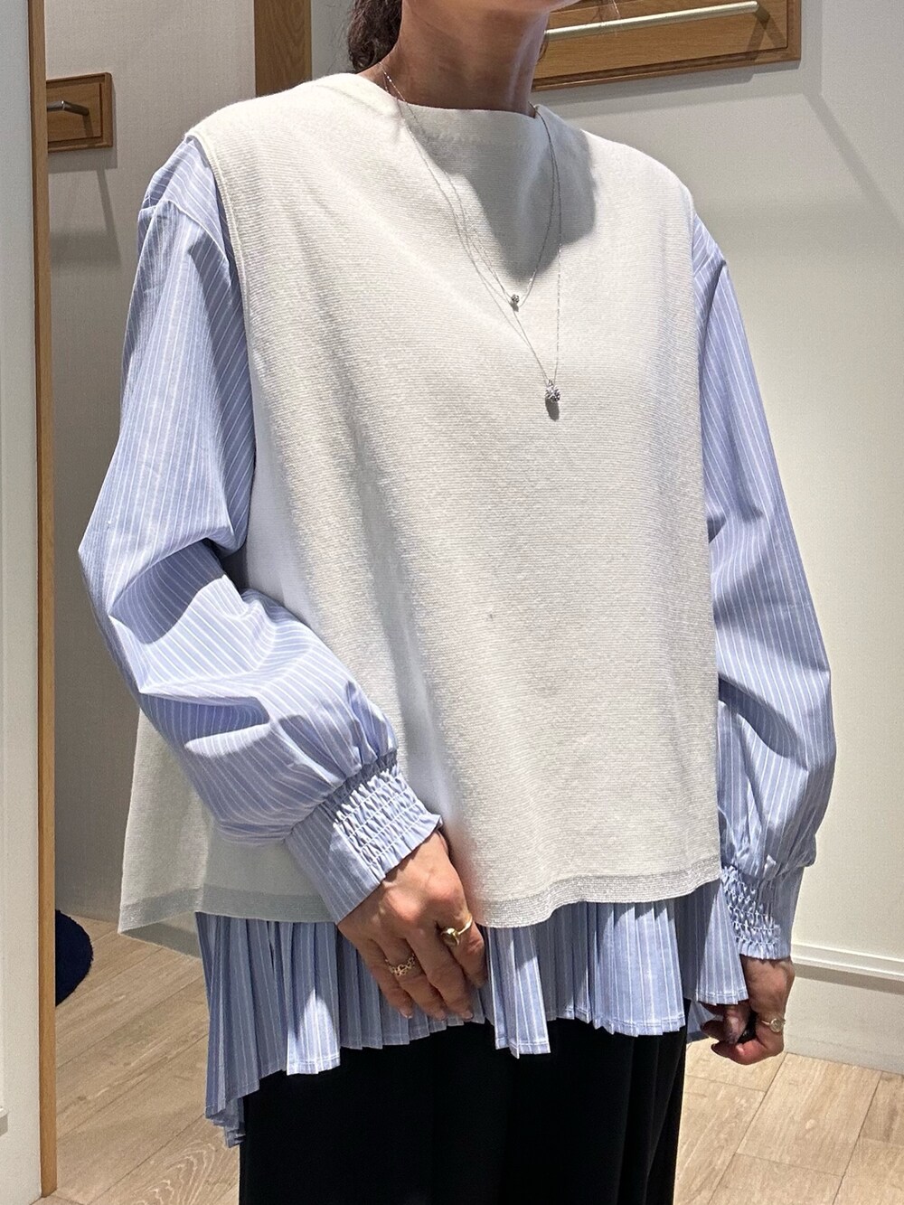 「春コーデ、春、オトナ女子、おでかけコーデ、パンツコーデ、オトナカジュアル、ラクチンコーデ、大人可愛い、はるコーデ、お出かけコーデ、春カラー、大人コーデ、休日スタイル、レイヤードスタイル、ショルダーバッグ」｜「MICO COULIERのミラノリブベスト+ブラウスセット（ニット/セーター、ホワイト系）」を使った、daimonさん（骨格ナチュラル・レディース・154cm）の春コーディネートの9枚目の写真