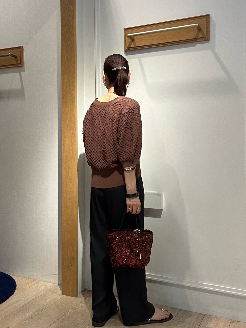 ブラウン系のカーディガン/ボレロ、グレー系のTシャツ/カットソー、ブラック系のその他パンツを着用したレディースの夏コーディネートの4枚目の写真