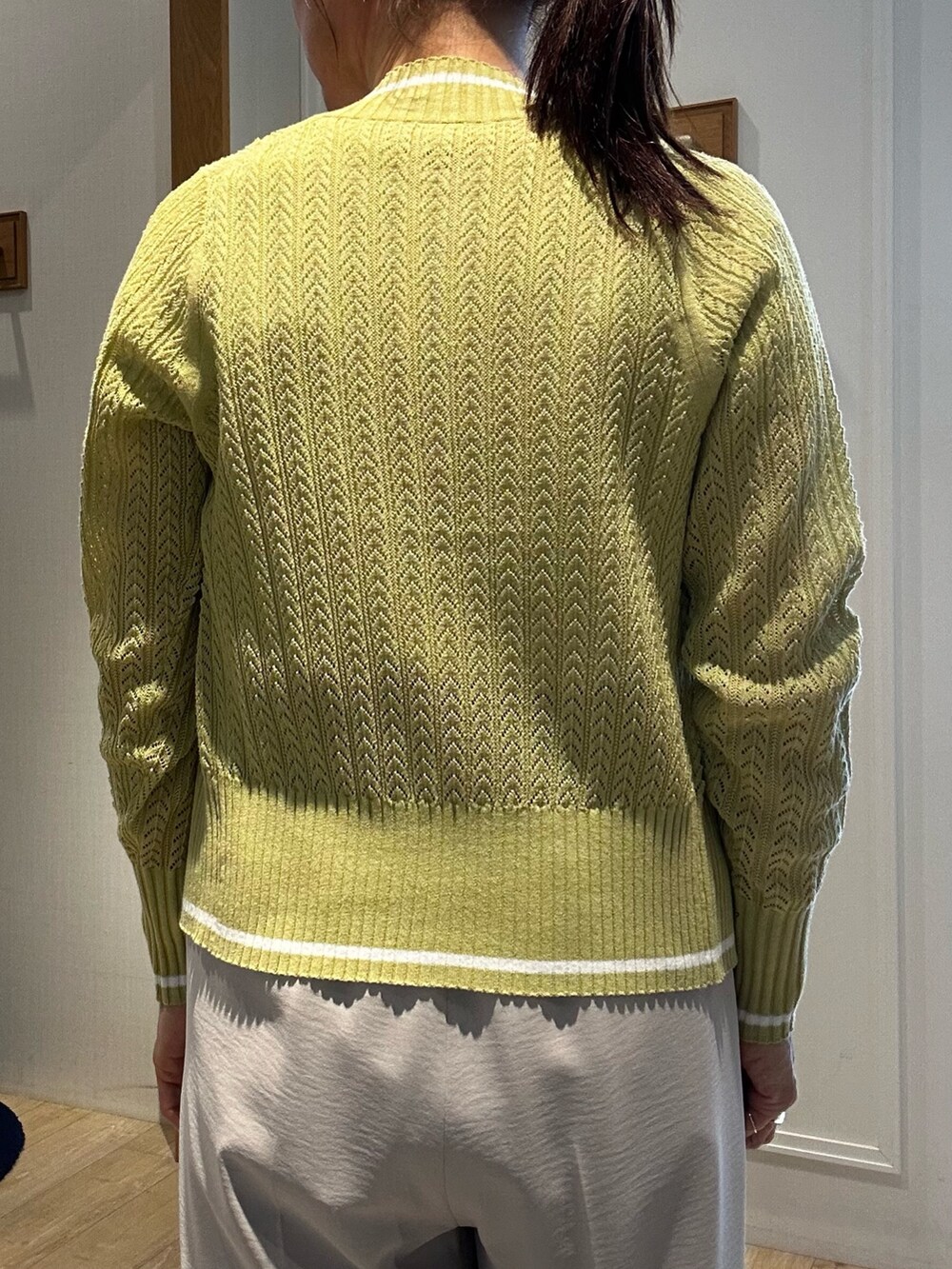 イエロー系のカーディガン/ボレロ、ホワイト系のTシャツ/カットソー、ベージュ系のその他パンツを着用したレディースの春コーディネートの6枚目の写真