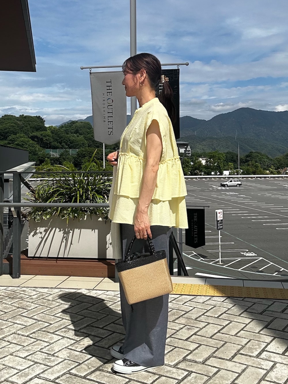 イエロー系のシャツ/ブラウス、ブルー系のその他パンツ、ブルー系のカーディガン/ボレロを着用したレディースの春コーディネートの5枚目の写真