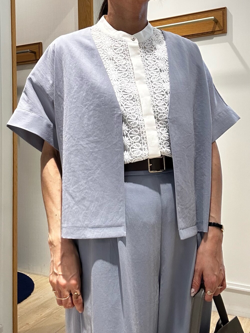 ベージュ系のショルダーバッグ、グレー系のその他パンツ、グレー系のダウンジャケット/コートを着用したレディースの夏コーディネートの6枚目の写真