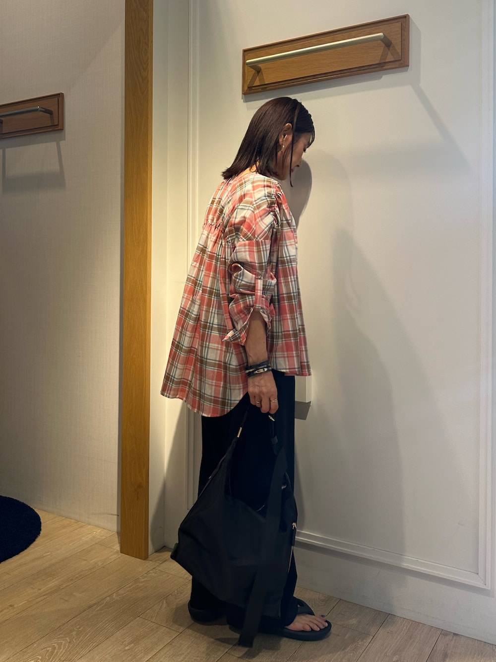 「着こなしのちょこっとテク、レイヤードスタイル、休日スタイル、シャツスタイル、チェック、シンプルコーデ、オトナカジュアル、ゆるコーデ、シンプルスタイル、今日のコーデ、リラックススタイル、ラフコーデ、低身長女子、チェックシャツ、晩夏」｜「MICO COULIERのチェックギャザーブラウス（シャツ/ブラウス、レッド系）」を使った、daimonさん（レディース・154cm）の夏コーディネートの9枚目の写真