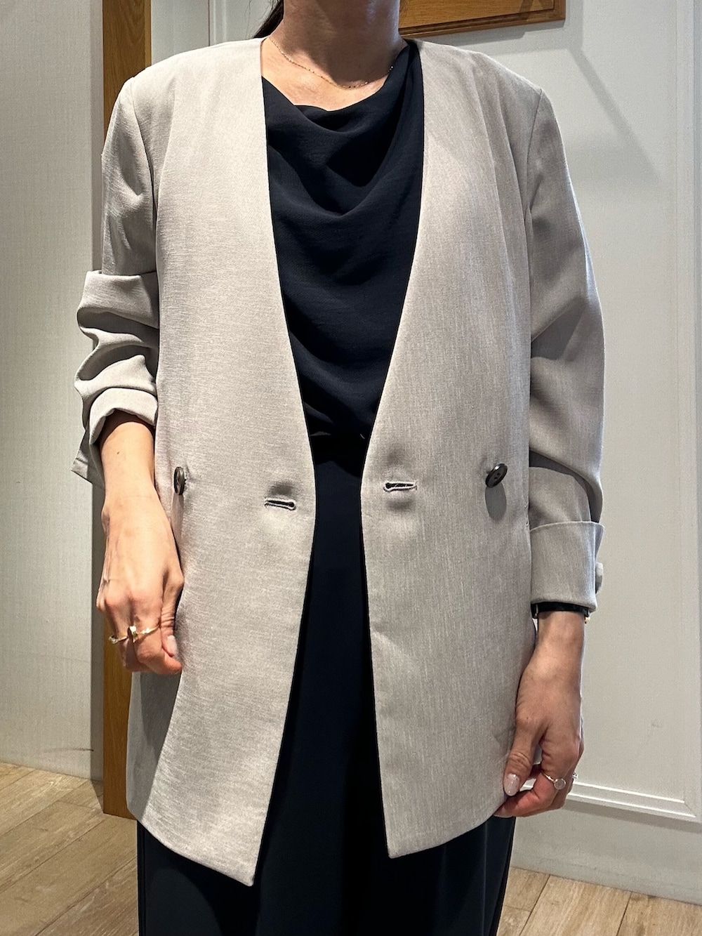 ブルー系のシャツ/ブラウス、ブルー系のその他パンツ、ベージュ系のノーカラージャケットを着用したレディースの春コーディネートの9枚目の写真