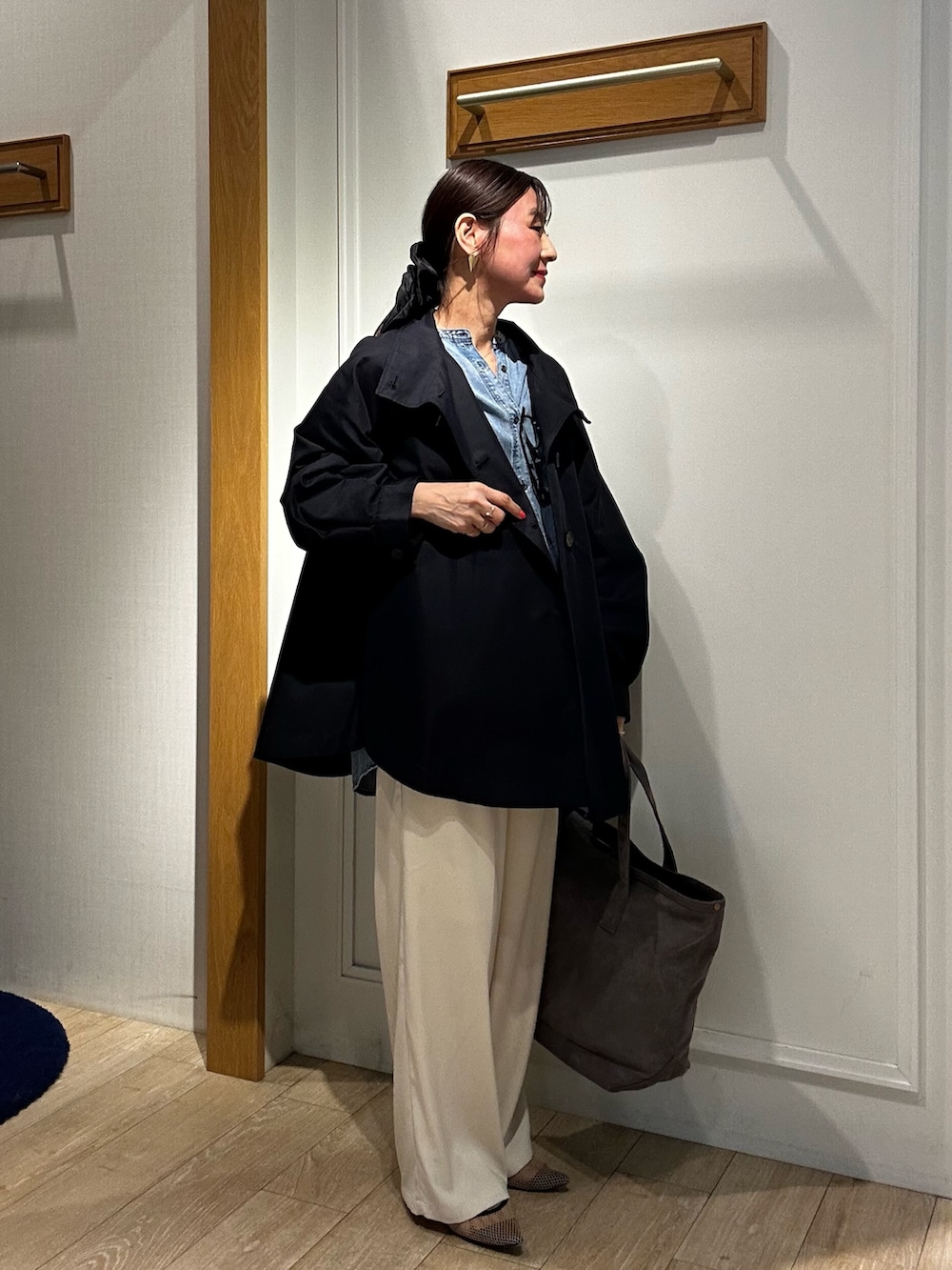 ブルー系のシャツ/ブラウス、ホワイト系のその他パンツ、ブルー系のその他アウターを着用したレディースの春コーディネートの10枚目の写真