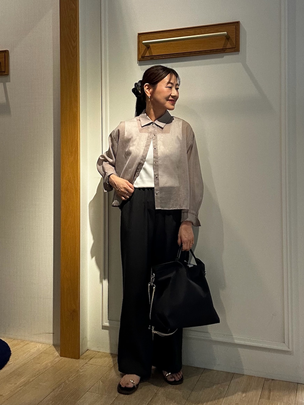 ベージュ系のシャツ/ブラウス、ブラック系のトートバッグ、グレー系のシャツ/ブラウスを着用したレディースの夏コーディネートの3枚目の写真