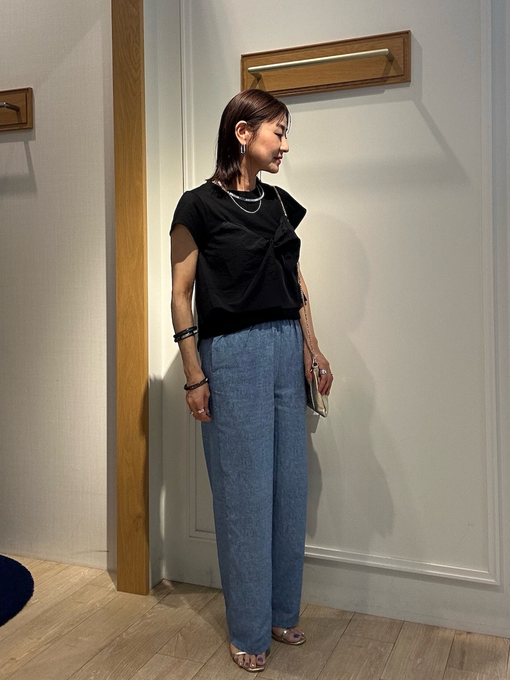 「ブラックコーデ、夏コーデ、大人コーデ、シンプルスタイル、大人女子、デニムコーデ、おでかけ服、夏服コーデ、ゆるコーデ、低身長女子、ビスチェ×デニム、ビスチェコーデ、ビスチェ風、大人カジュアル、低身長コーデ」｜「fredy couleurのねじりビスチェドッキングTシャツ（Tシャツ/カットソー、ブラック系）」を使った、daimonさん（レディース・154cm）の夏コーディネートの2枚目の写真