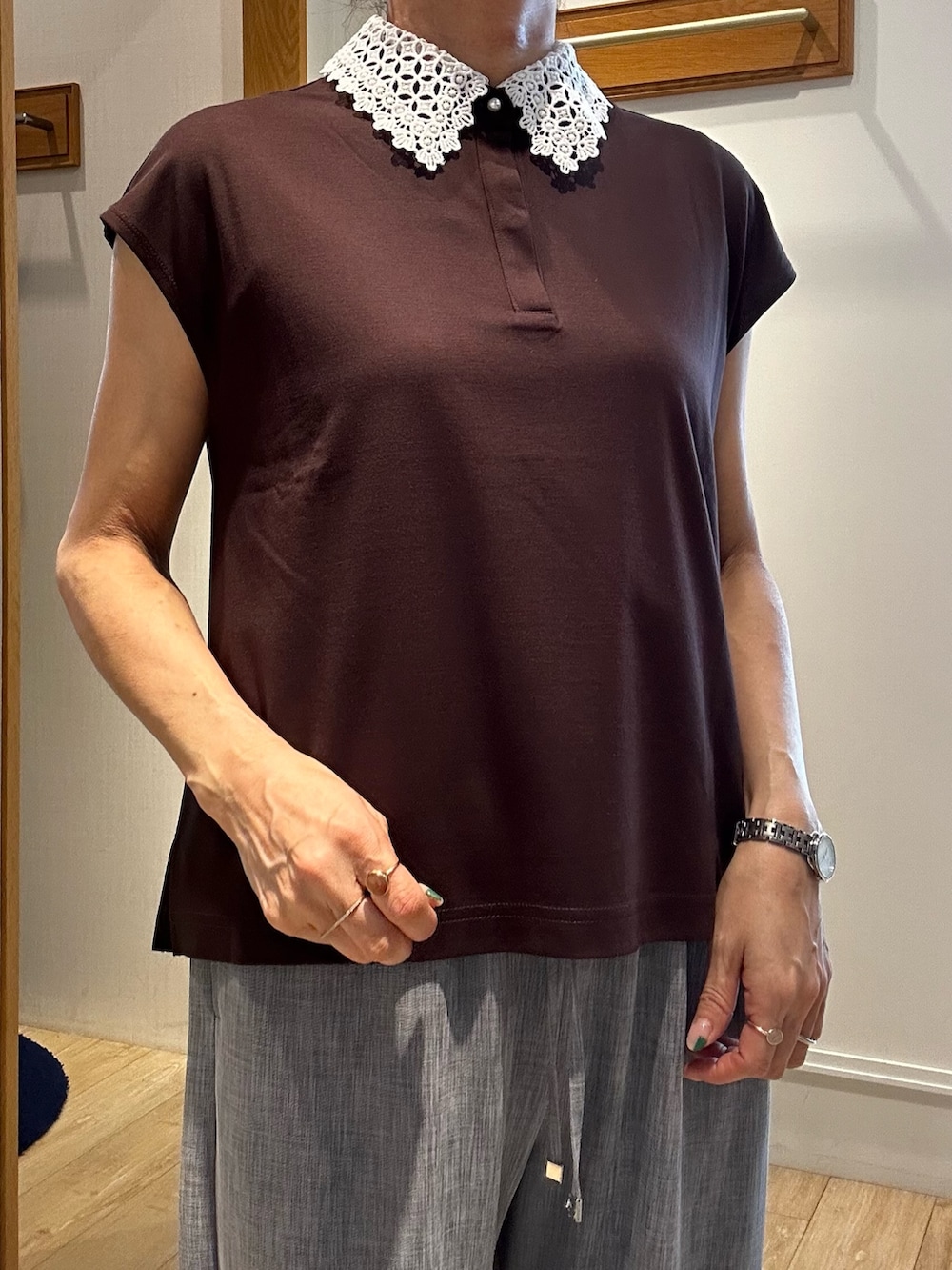 ホワイト系のテーラードジャケット、ブルー系のその他パンツ、ブラック系のTシャツ/カットソーを着用したレディースの春コーディネートの4枚目の写真