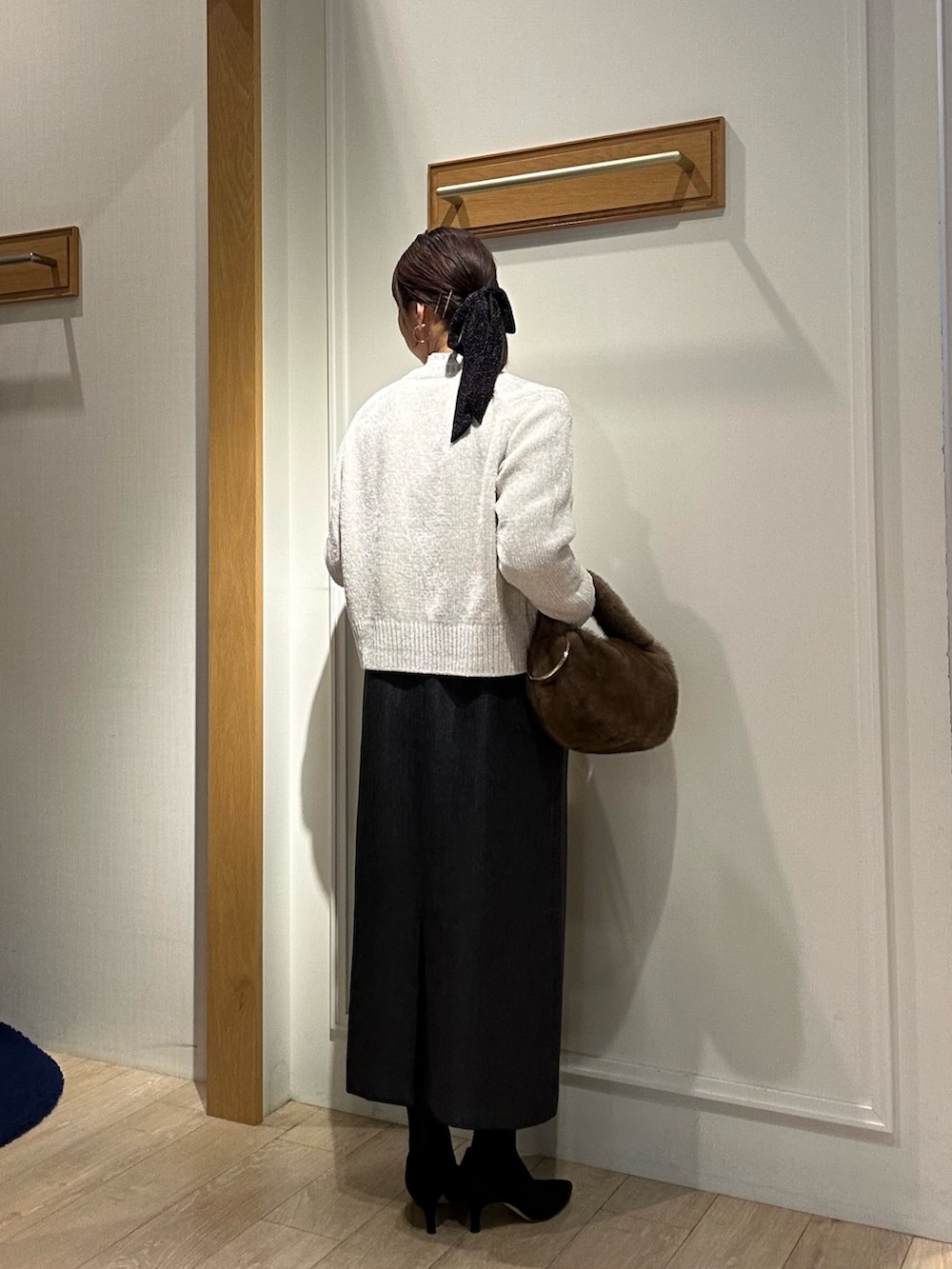 ベージュ系のシャツ/ブラウス、ホワイト系のカーディガン/ボレロ、グレー系のワンピースを着用したレディースの秋コーディネートの3枚目の写真