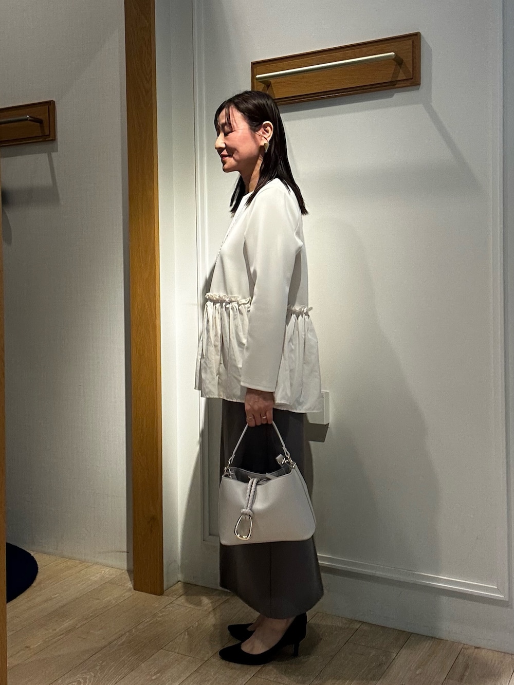 ホワイト系のシャツ/ブラウス、グリーン系のスカートを着用したレディースの冬コーディネートの2枚目の写真