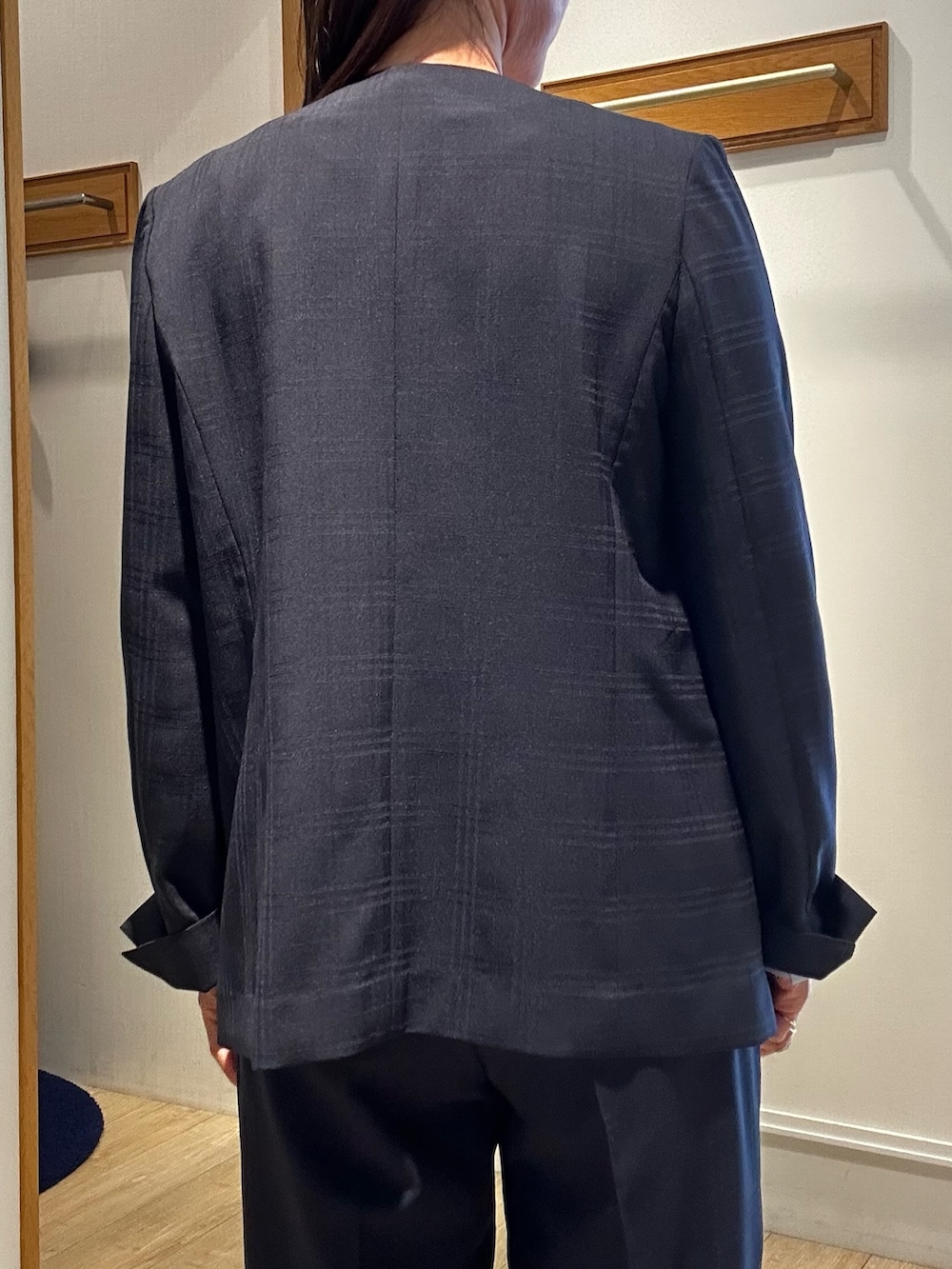 ブルー系のダウンジャケット/コート、ブルー系のその他パンツ、ブルー系のシャツ/ブラウスを着用したレディースの冬コーディネートの8枚目の写真