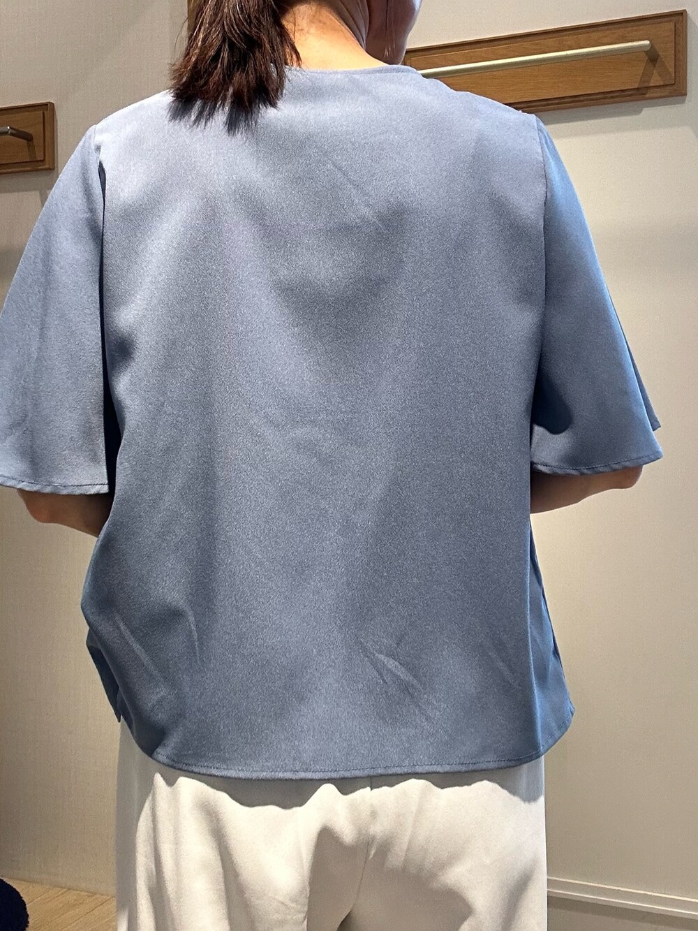 ブルー系のシャツ/ブラウス、ブラック系のサンダル、ブラック系のベルトを着用したレディースの夏コーディネートの8枚目の写真