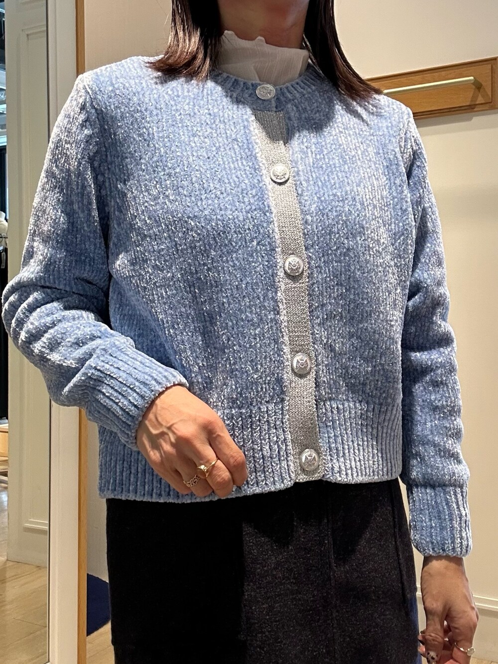 ホワイト系のTシャツ/カットソー、パープル系のスカート、グレー系のトートバッグを着用したレディースの秋コーディネートの5枚目の写真