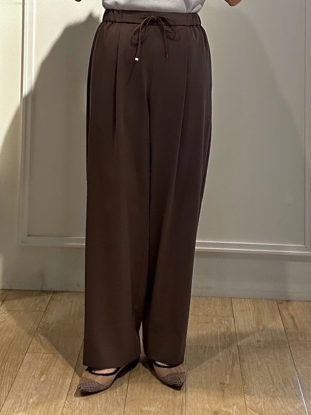 イエロー系のシャツ/ブラウス、グレー系のTシャツ/カットソー、ブラウン系のその他パンツを着用したレディースの春コーディネートの7枚目の写真