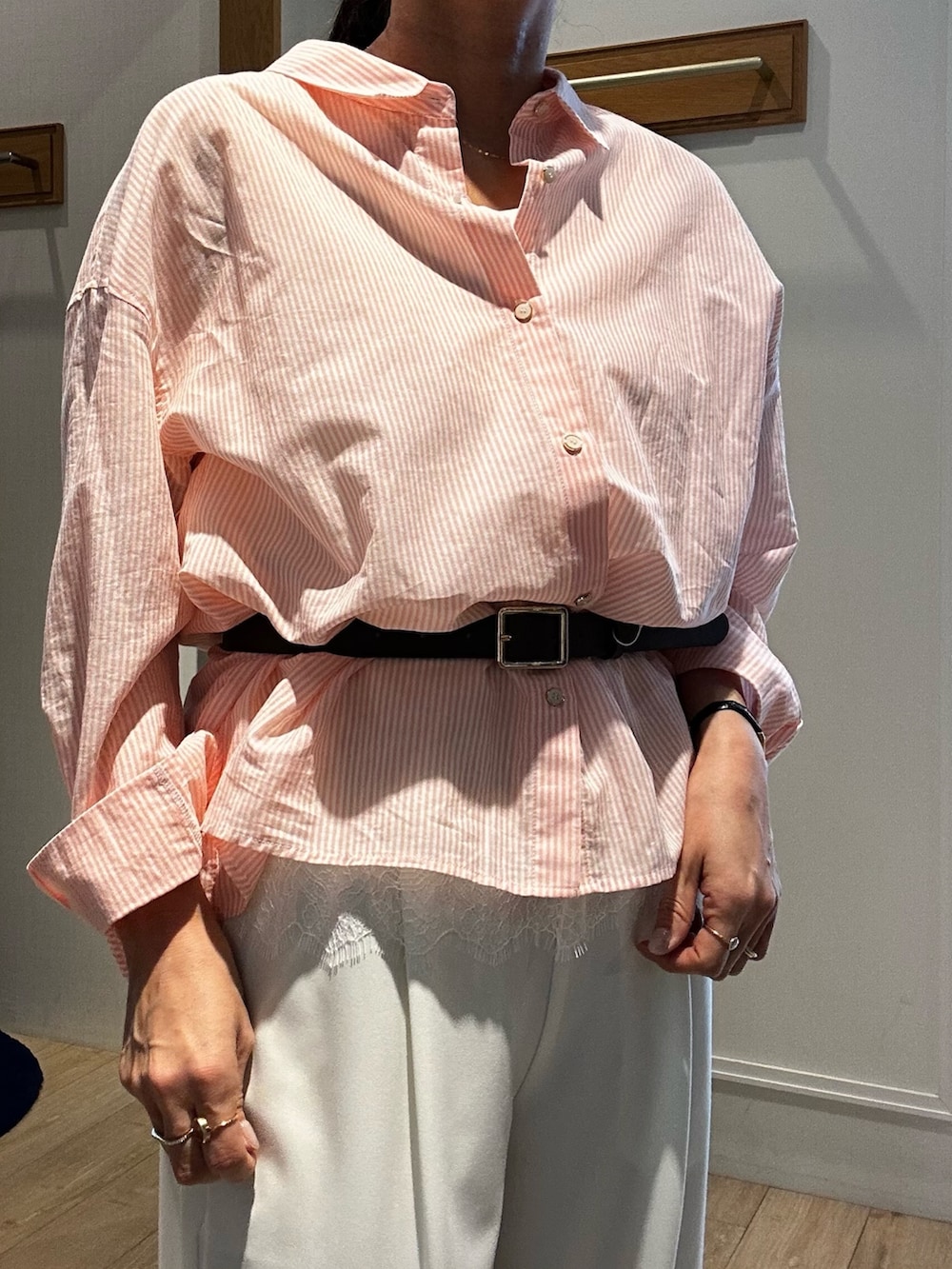 ピンク系のシャツ/ブラウス、ホワイト系のTシャツ/カットソー、ホワイト系のその他パンツを着用したレディースの春コーディネートの4枚目の写真