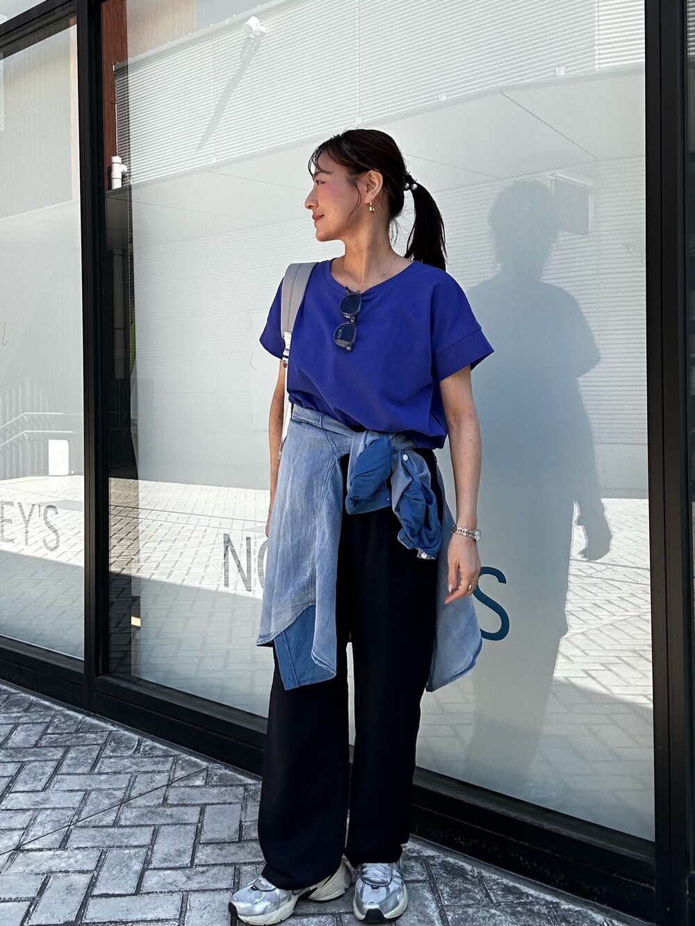 ブルー系のTシャツ/カットソー、ブルー系のシャツ/ブラウス、グレー系のバックパック/リュックを着用したレディースの春コーディネートの4枚目の写真