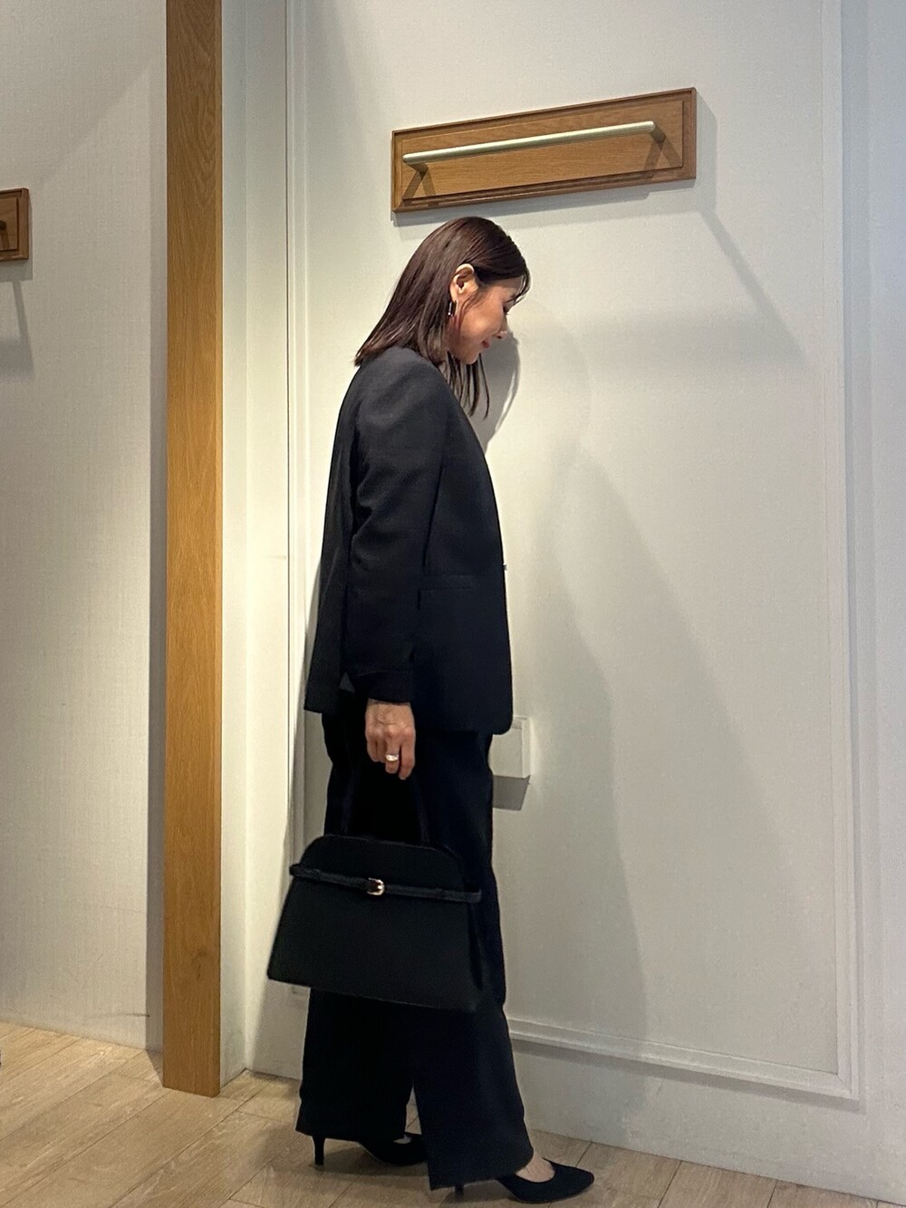 グレー系のノーカラージャケット、ホワイト系のシャツ/ブラウス、グレー系のその他パンツを着用したレディースの秋コーディネートの5枚目の写真