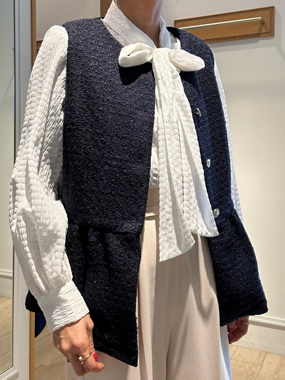 ブルー系のノーカラージャケット、ホワイト系のシャツ/ブラウス、ホワイト系のその他パンツを着用したレディースの冬コーディネートの5枚目の写真