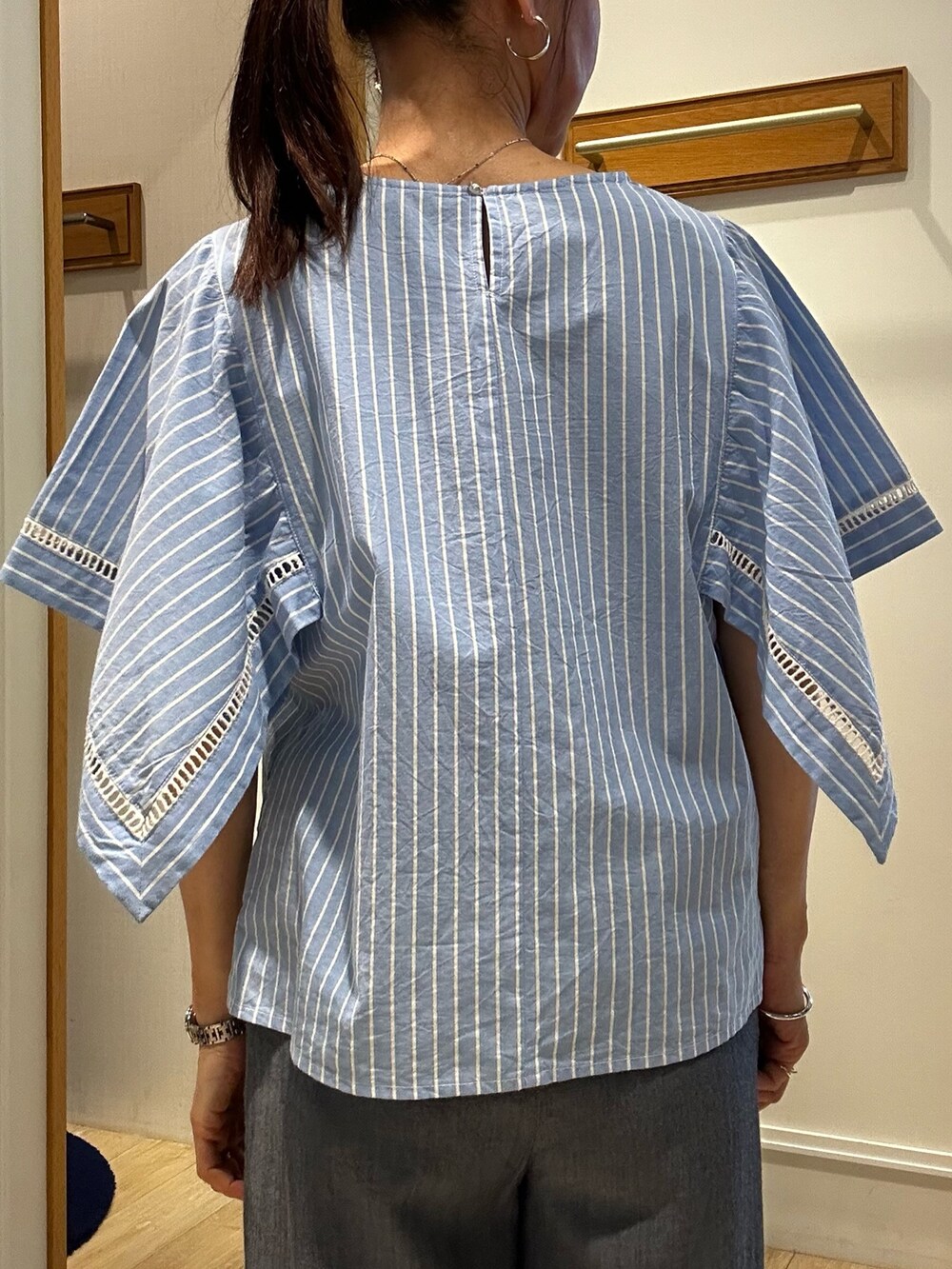ブルー系のシャツ/ブラウス、ブルー系のデニムパンツ、シルバー系のトートバッグを着用したレディースの春コーディネートの7枚目の写真