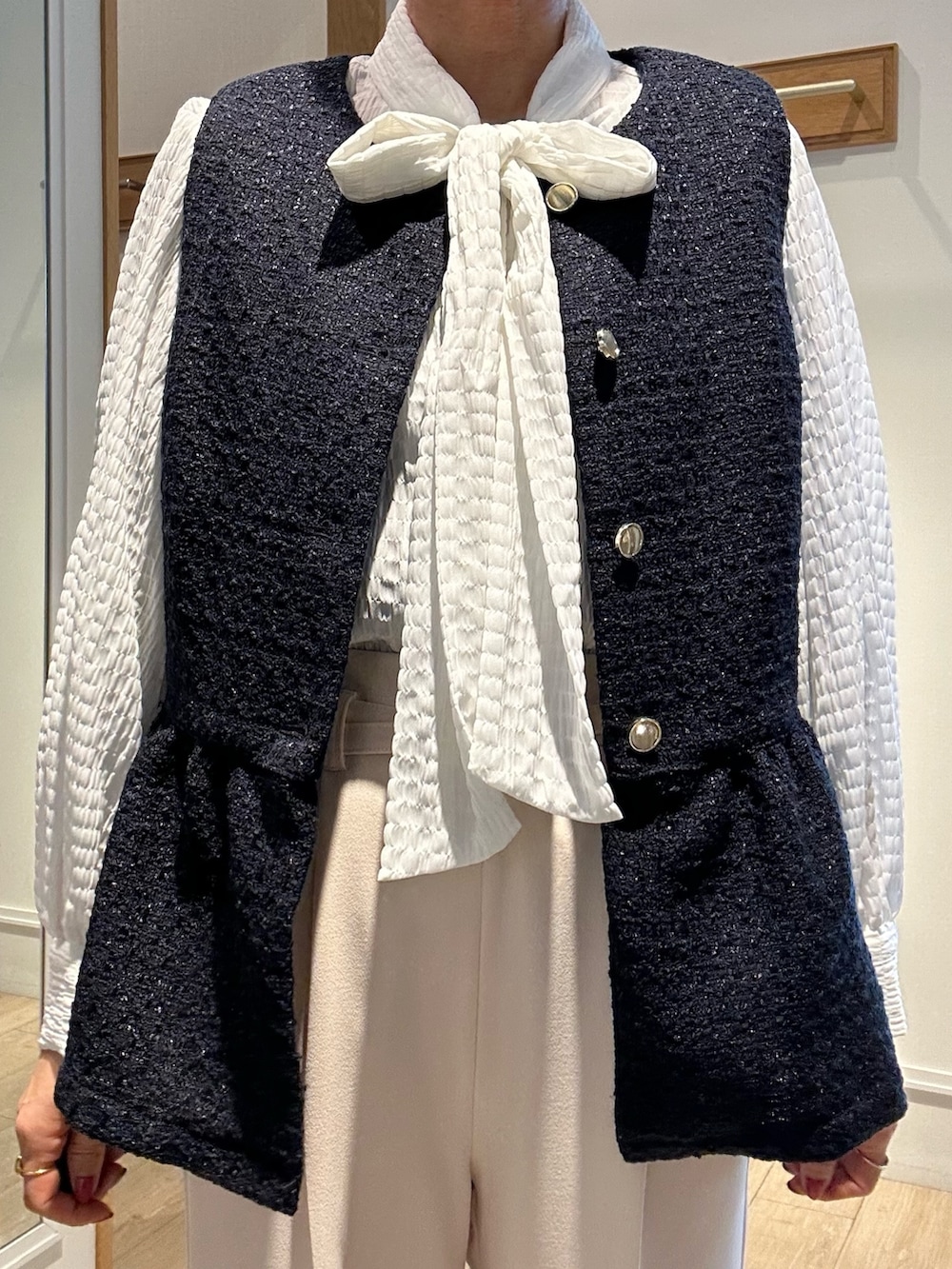 ブルー系のノーカラージャケット、ホワイト系のシャツ/ブラウス、ホワイト系のその他パンツを着用したレディースの冬コーディネートの4枚目の写真