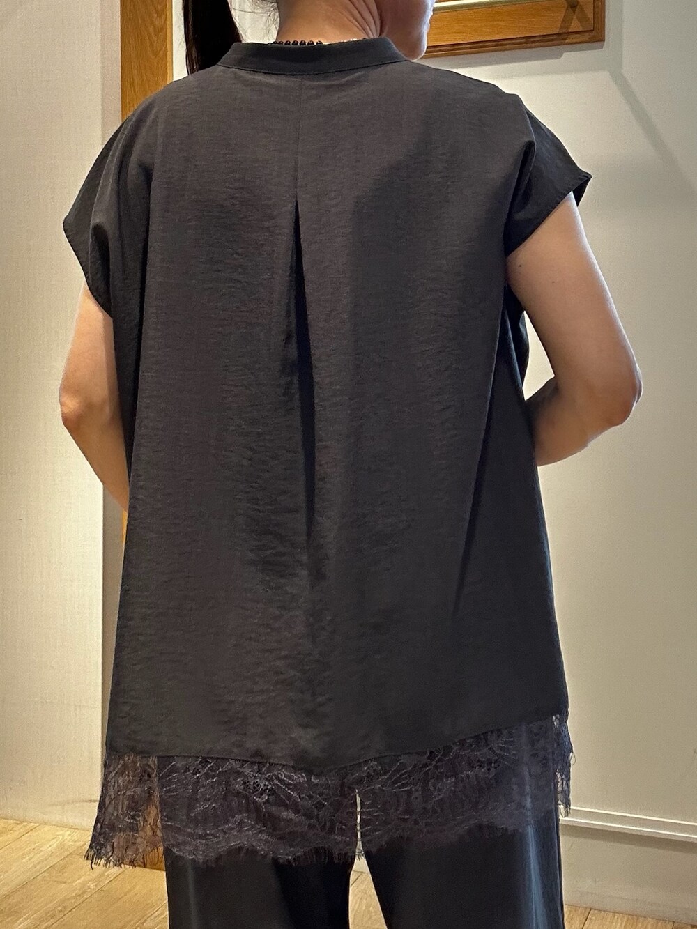 ベージュ系のシャツ/ブラウス、ブラック系のトートバッグ、グレー系のシャツ/ブラウスを着用したレディースの夏コーディネートの9枚目の写真