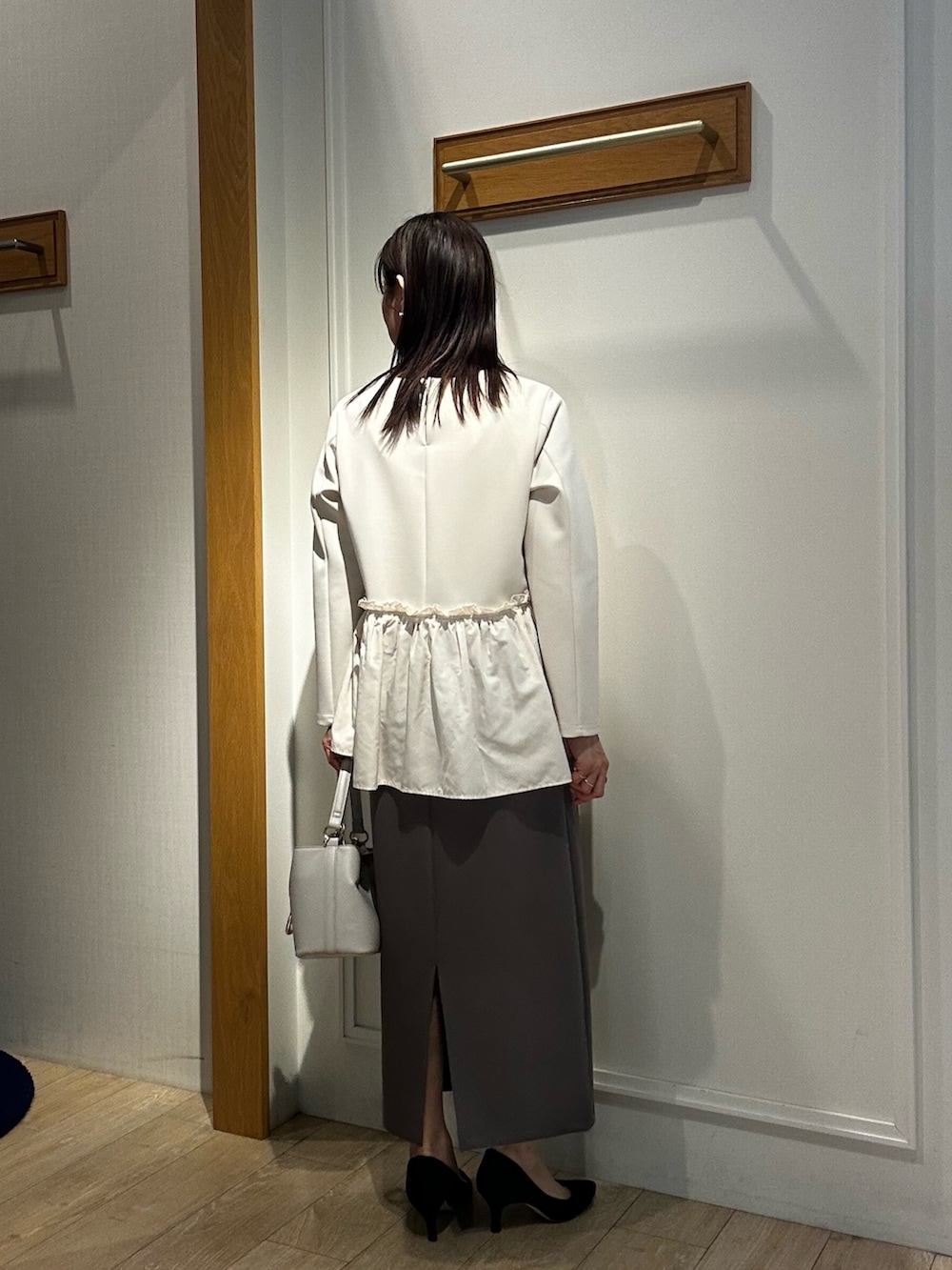 ホワイト系のシャツ/ブラウス、グリーン系のスカートを着用したレディースの冬コーディネートの4枚目の写真