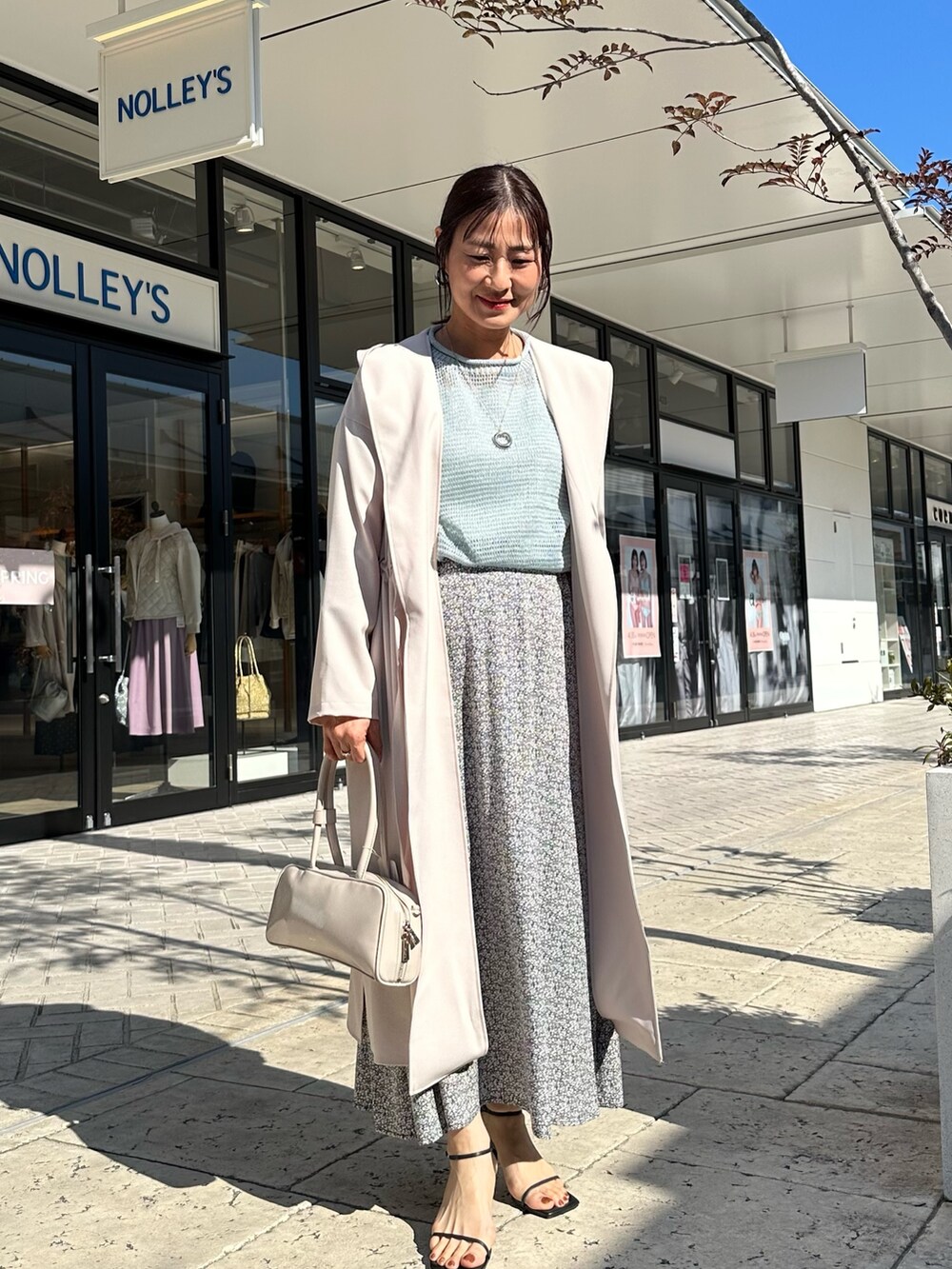 「春コーデ、春めき満開コーデ、春服コーデ、大人可愛い、大人コーデ、春、春服、低身長女子、お花見コーデ、150cm台コーデ、低身長コーデ、花柄スカート、フラワープリント、40代ファッション、スカートスタイル」|「MICO COULIERのホールガーメント ギマタック編みプルオーバーニット(ニット/セーター、グリーン系)」を使った、daimonさん(骨格ナチュラル・レディース・154cm)の春コーディネートの10枚目の写真