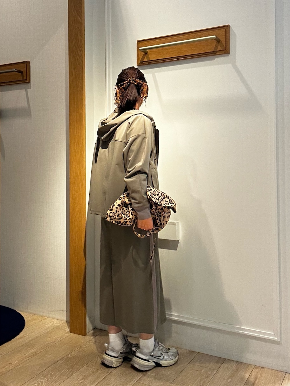 ホワイト系のニット/セーター、ホワイト系のTシャツ/カットソー、グリーン系のスカートを着用したレディースの春コーディネートの10枚目の写真