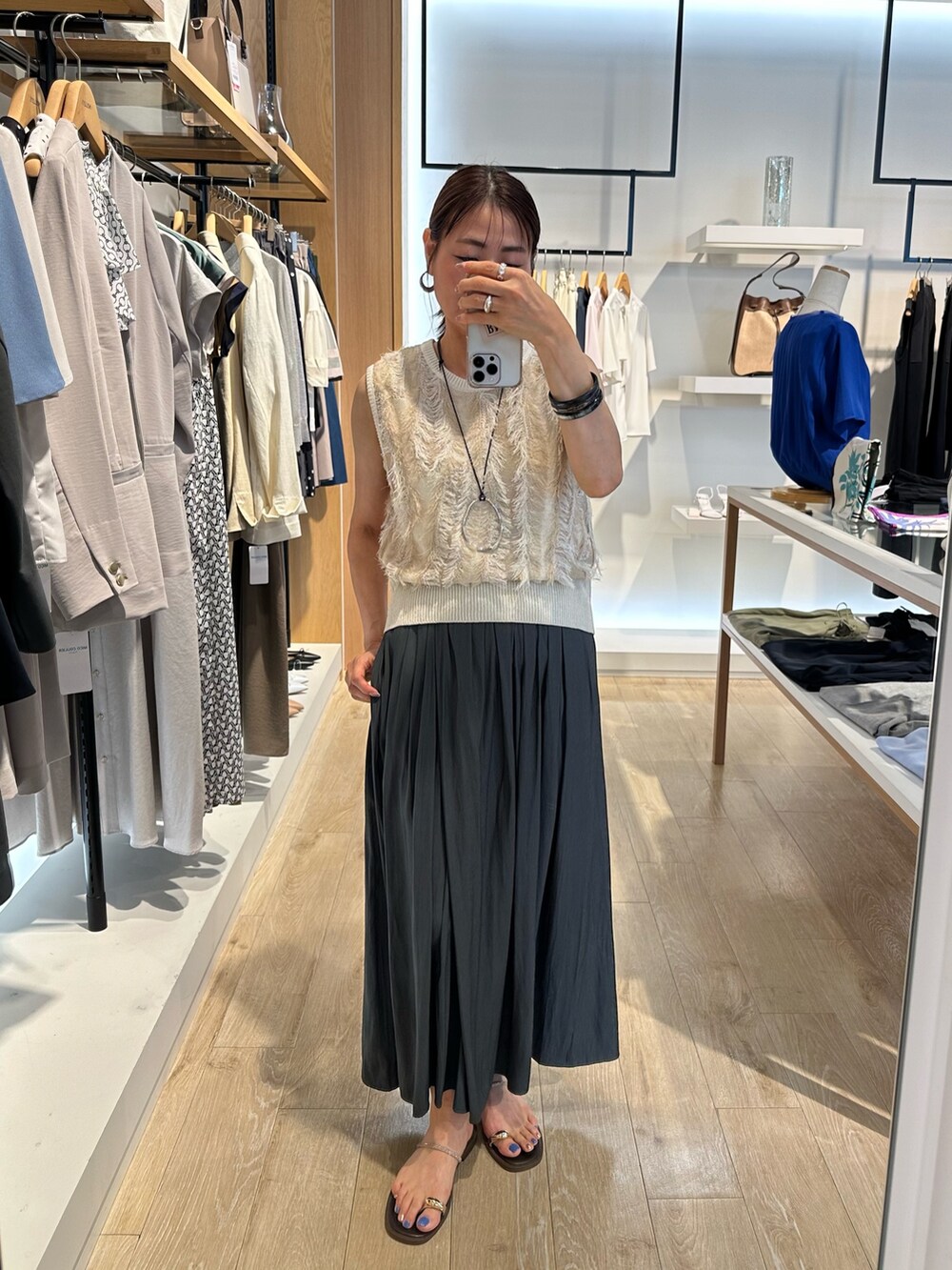 ベージュ系のニット/セーター、グレー系のその他パンツ、グレー系のショルダーバッグを着用したレディースの夏コーディネートの10枚目の写真